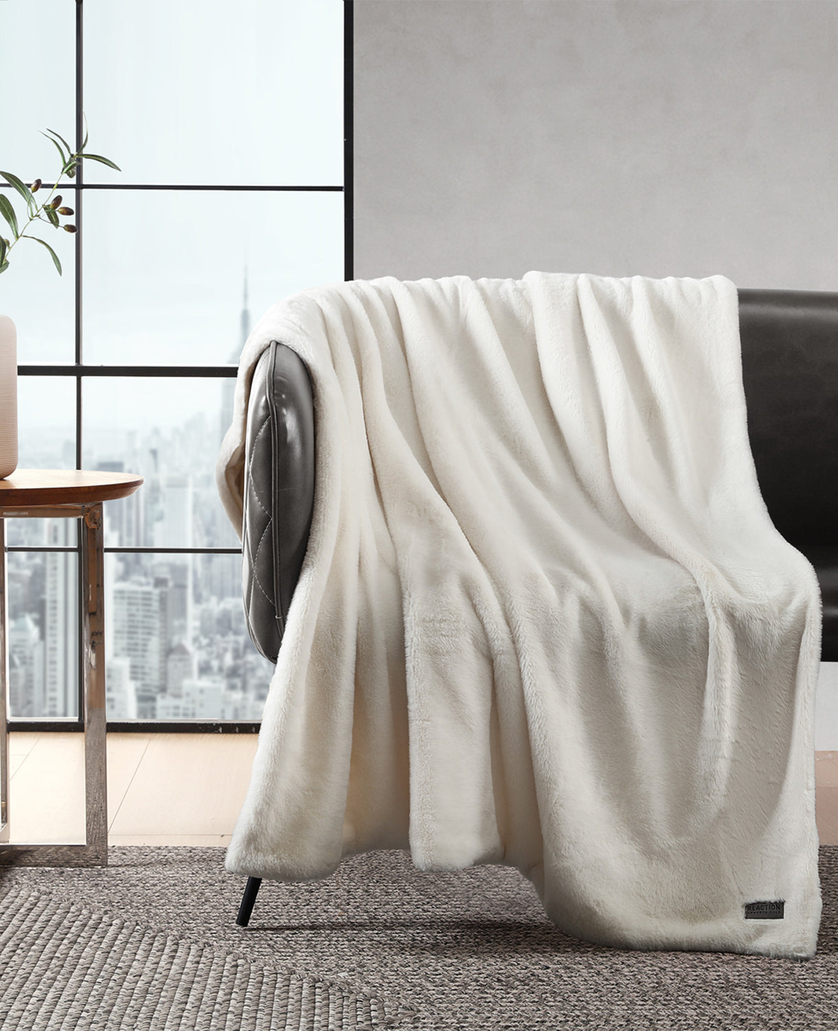 Kenneth Cole Reaction Home & Bedding Faux Fur Solid Throw Blanket coperta bianca 127 × 152 cm morbida