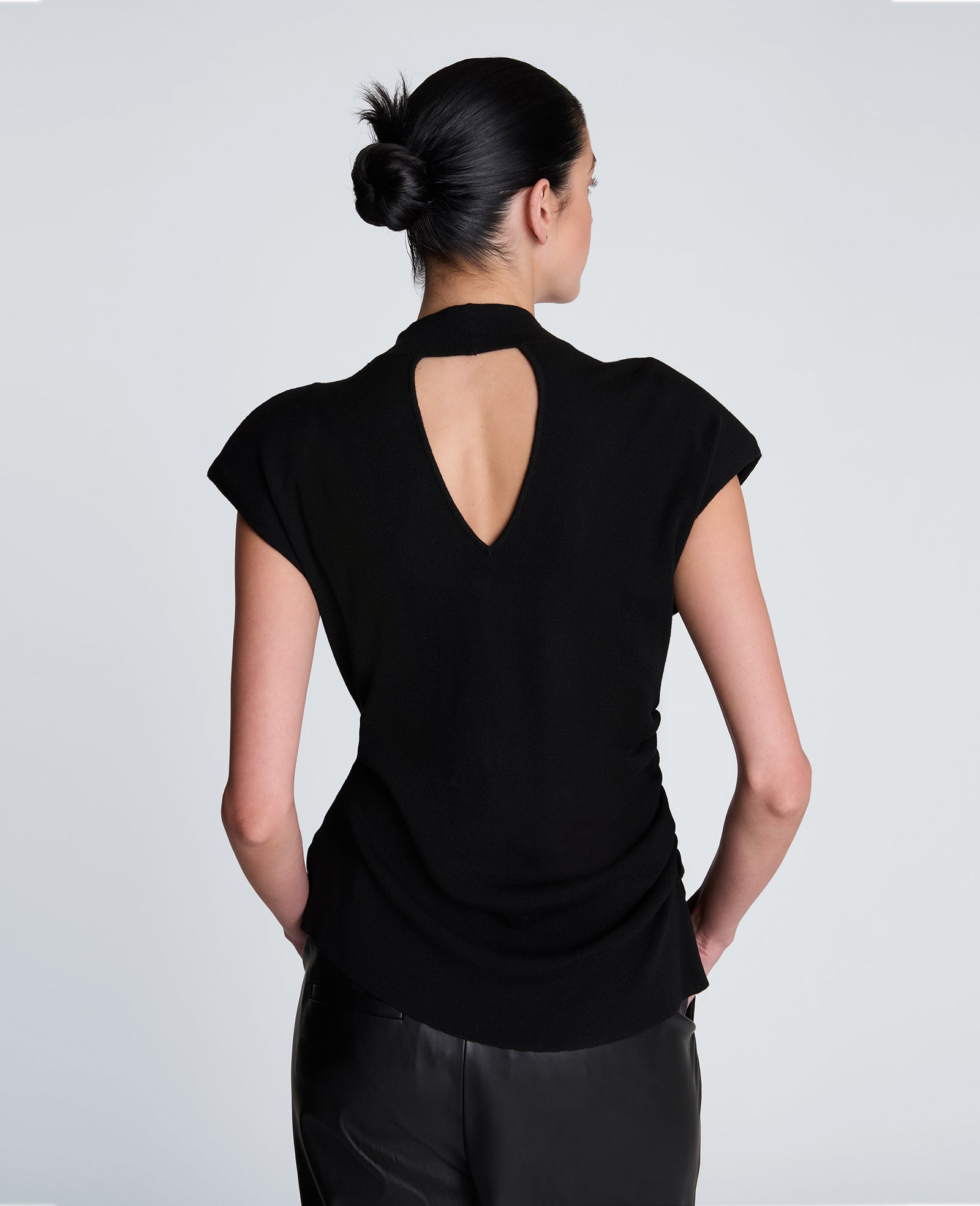 Kenneth Cole Reaction Extended Shoulder Asymmetrical Mock Neck Sweater maglia nera XS senza maniche