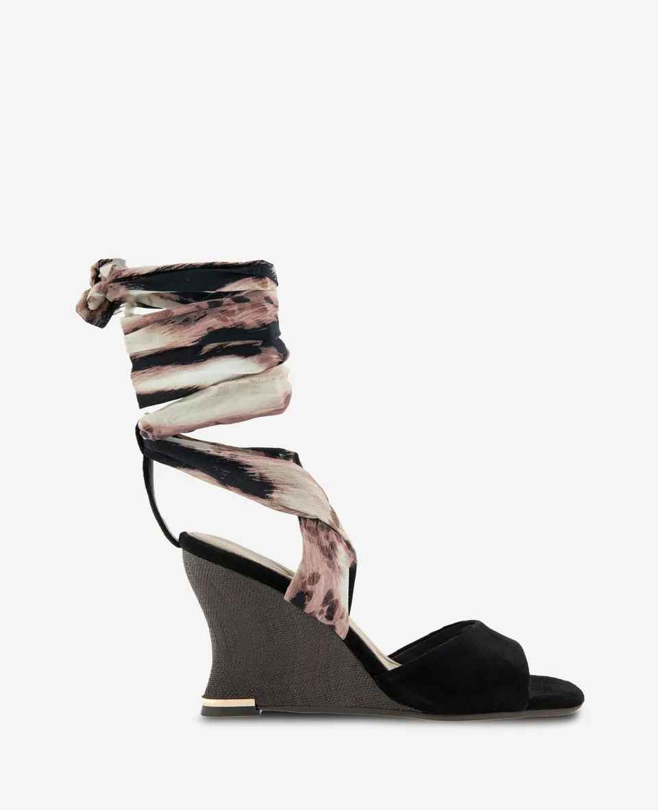 Kenneth Cole Reaction Shoes Fabia Printed Fabric Wrap Around Suede & Raffia Wedge sandali zeppa nero marrone