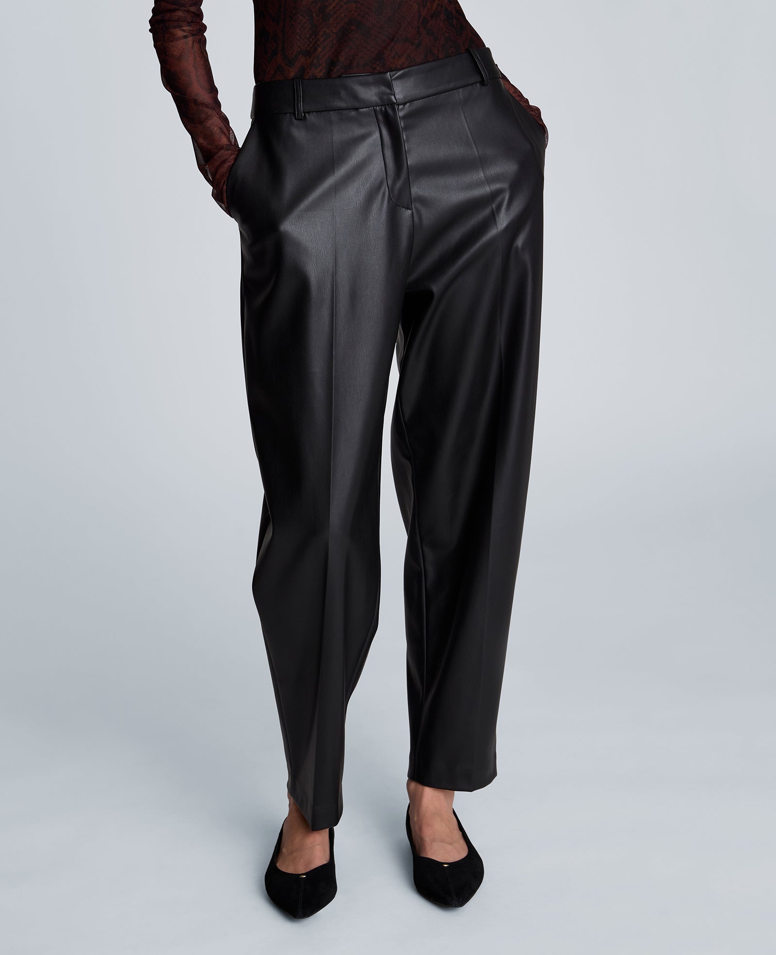 Kenneth Cole Reaction Clothing High Rise Fly Front Barrel Leg Pants pantaloni neri in similpelle