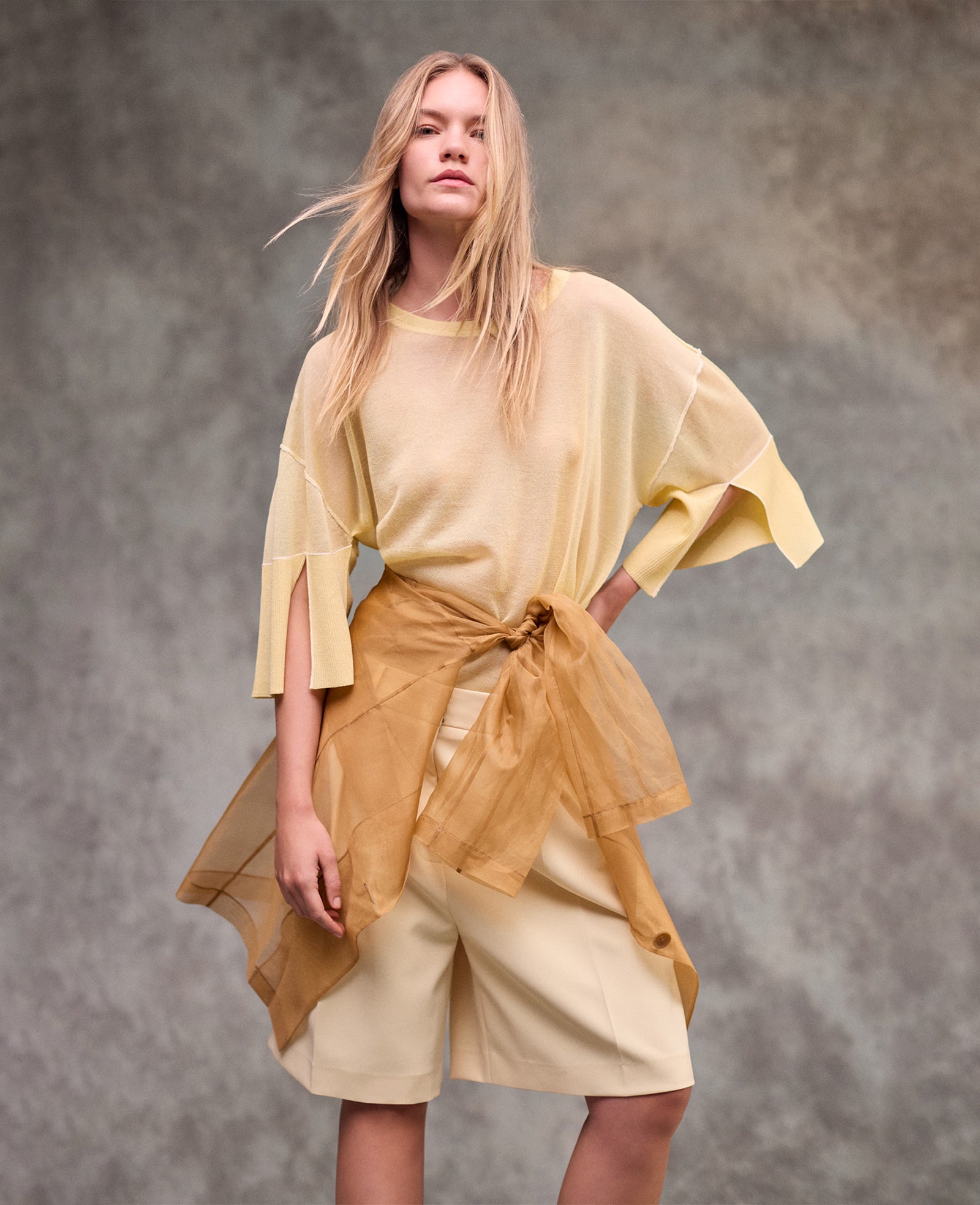 Kenneth Cole Reaction Clothing Semi Sheer Crew Neck with Slit Sleeves maglia gialla