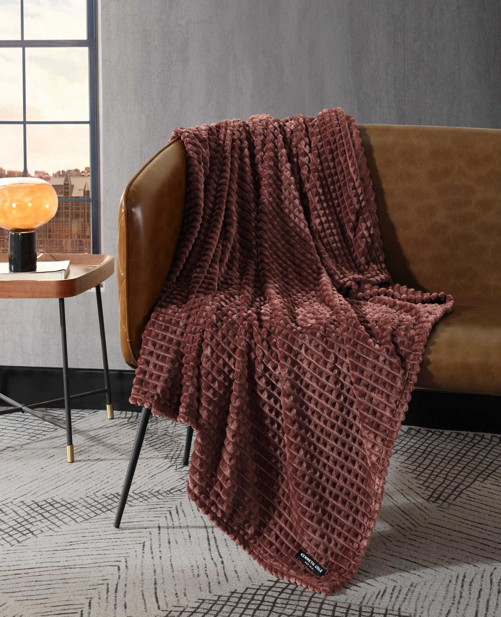 Kenneth Cole Reaction Home & Bedding Textured Solid Throw Blanket plaid rosso 127 x 152 cm