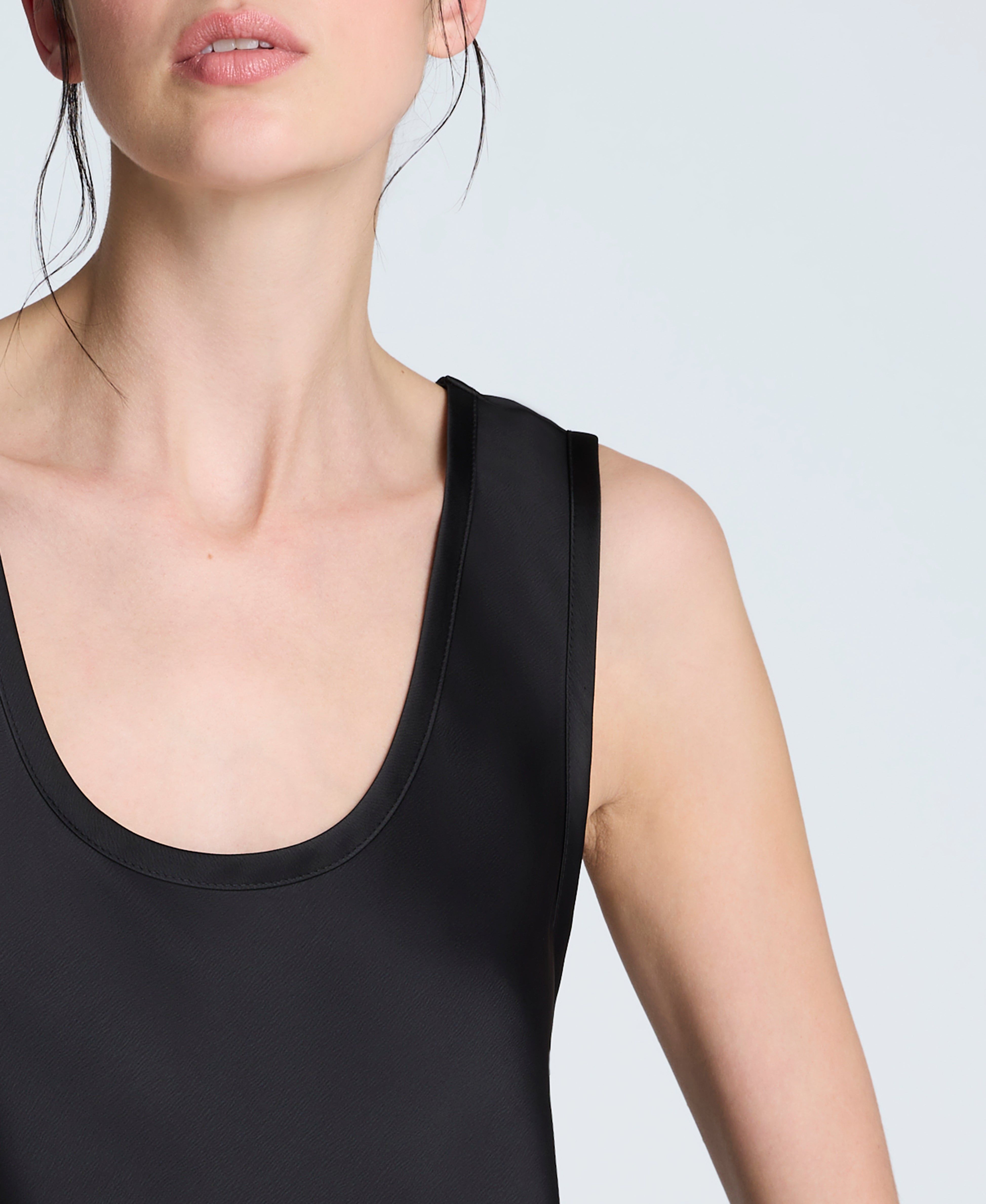 Kenneth Cole Reaction Clothing Satin Scoop Neck canotta nera in raso