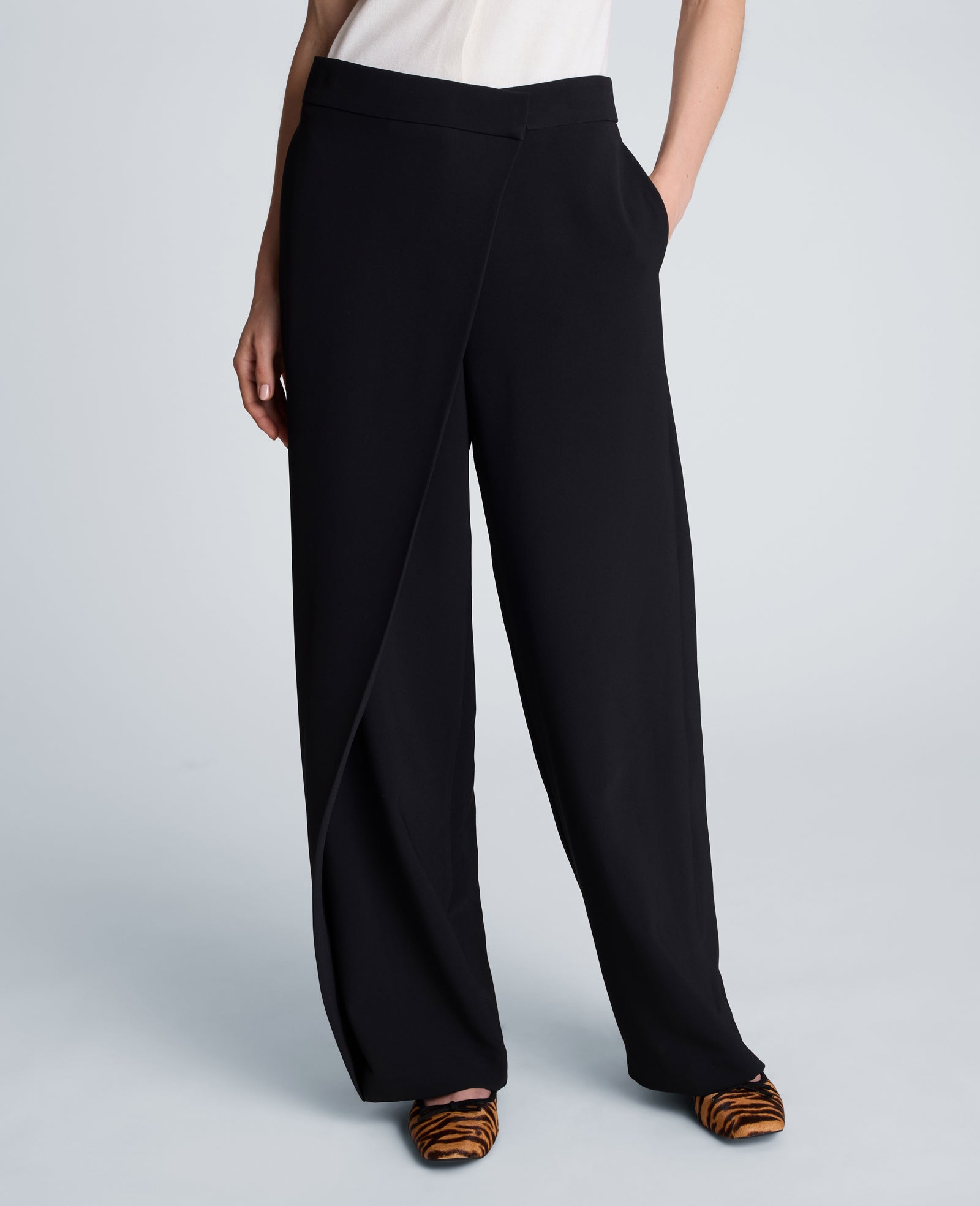 Kenneth Cole Reaction Clothing Fly Front Wide Leg Asymmetrical Crossover Pant pantaloni neri vita alta