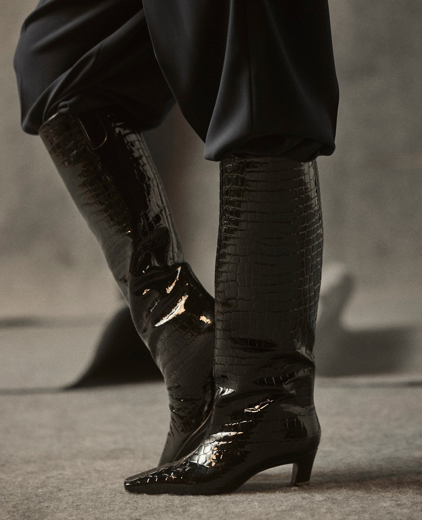 Kenneth Cole Reaction Shoes Rubia Croco Patent Tall Heel Boot stivali alti neri tacco 2,2 pollici