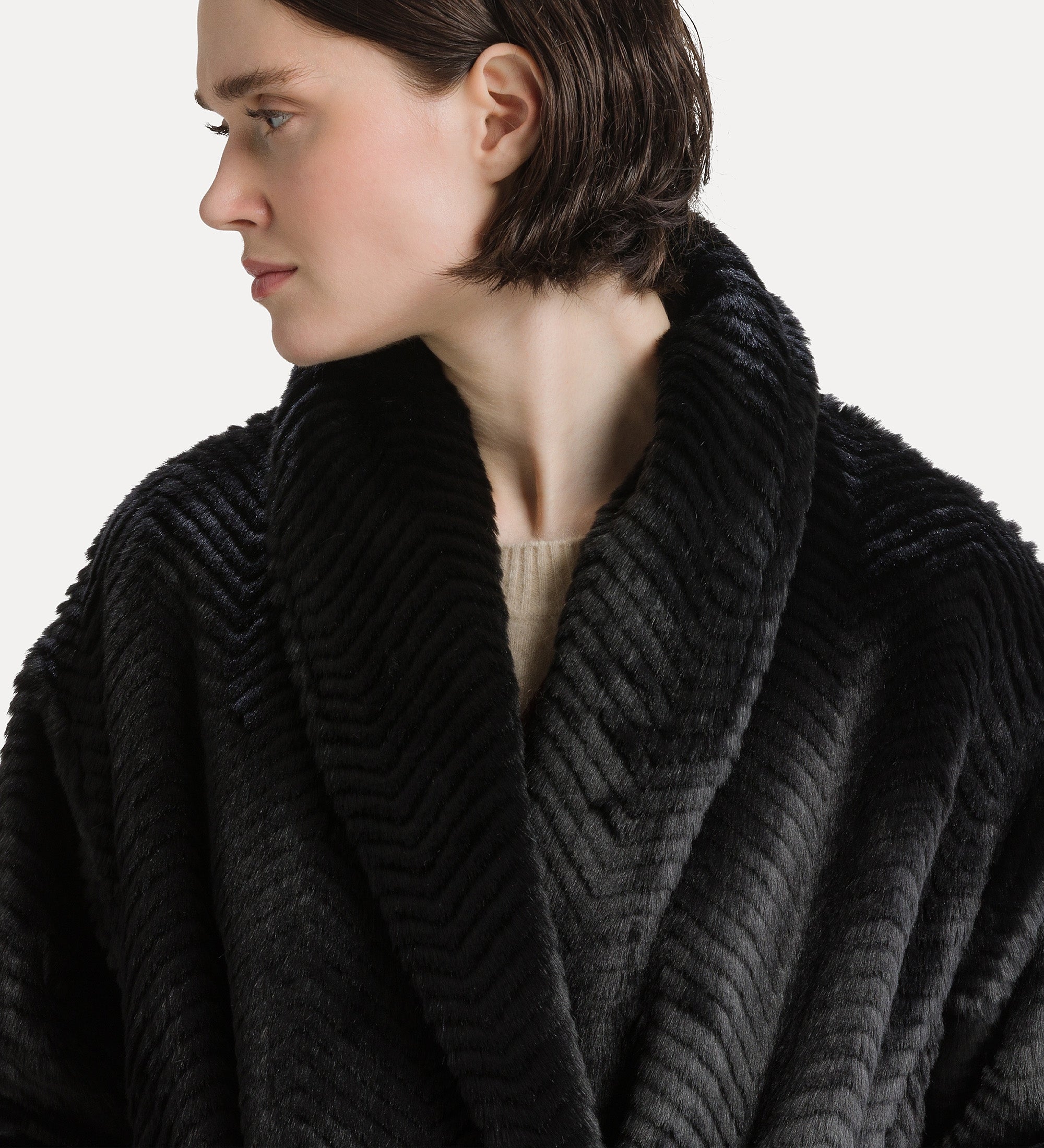 Forte capispalla e kimono cappotto ecopelliccia chevron nero midi