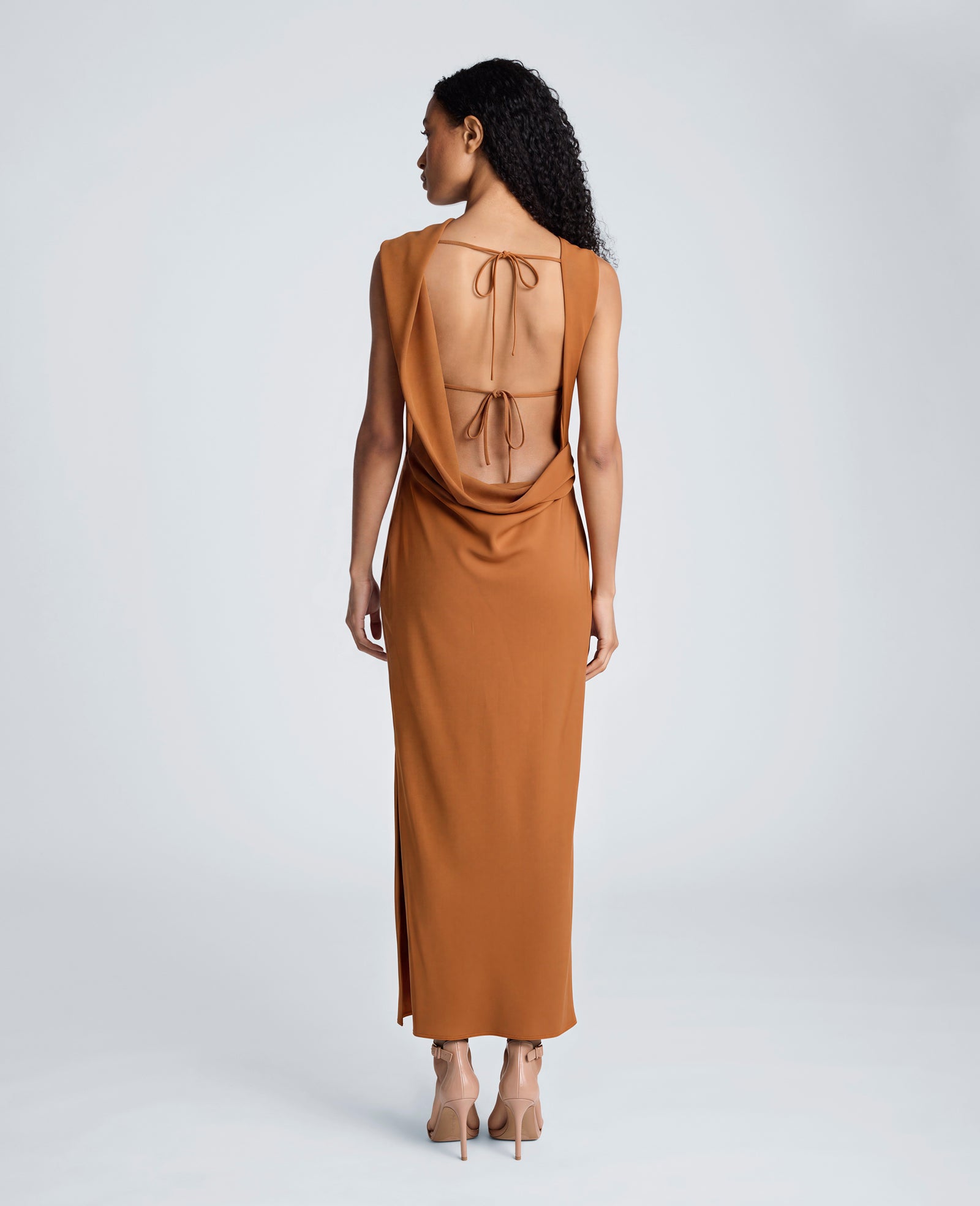 Kenneth Cole Reaction Drape Back Maxi Dress abito lungo color acero in poliestere