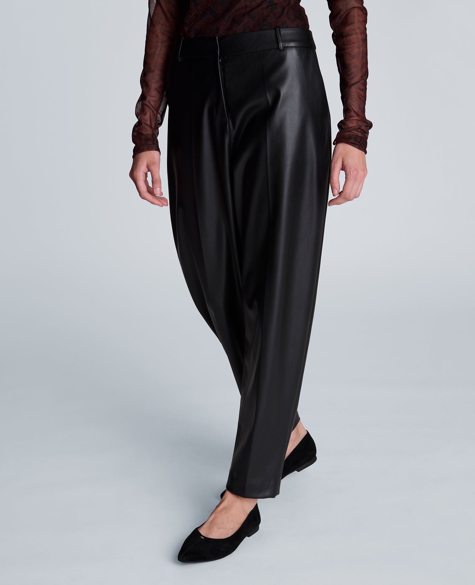 Kenneth Cole Reaction Clothing High Rise Fly Front Barrel Leg Pants pantaloni neri in similpelle