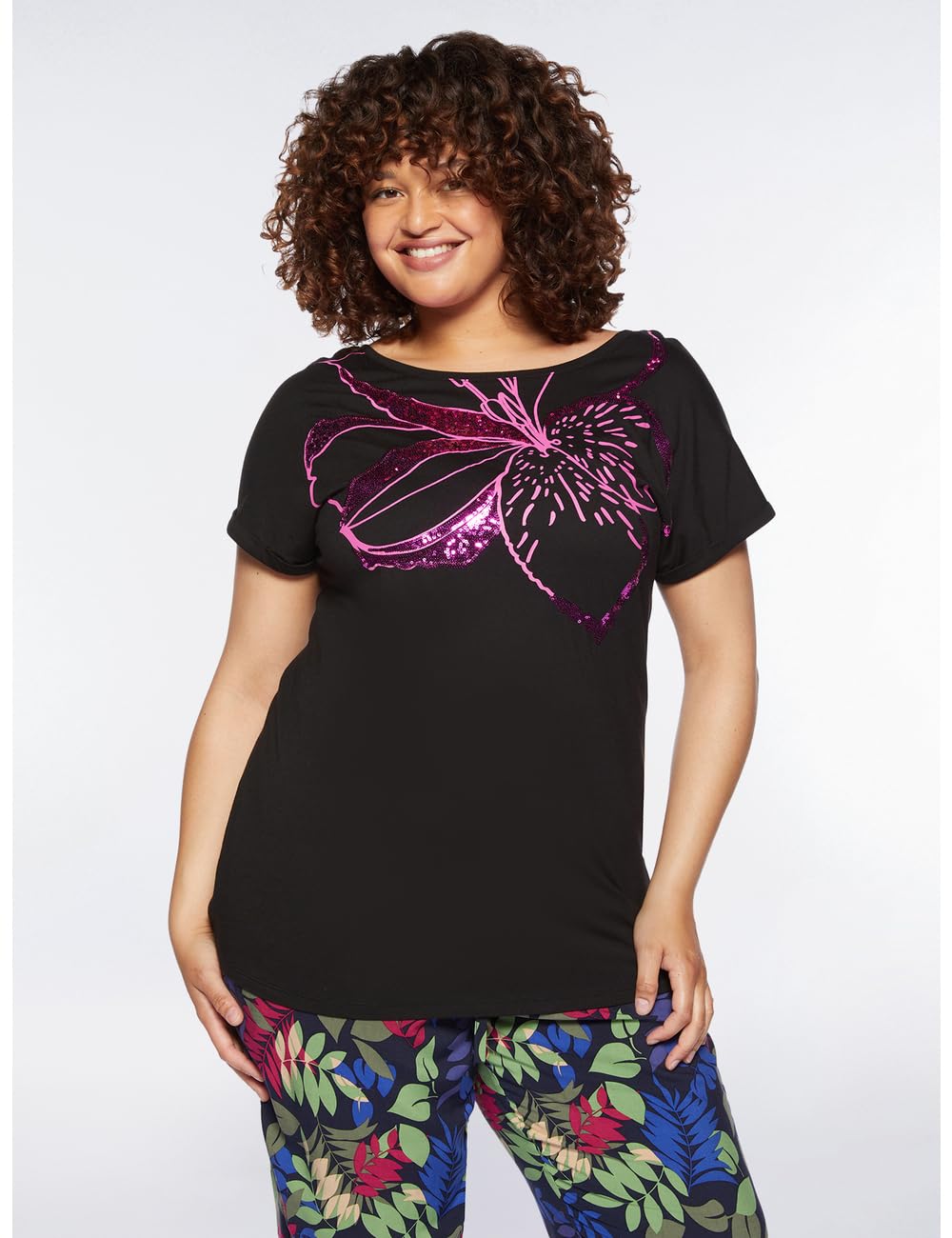 Fiorella Rubino Top e t-shirt T-shirt con maxi fiore ricamato