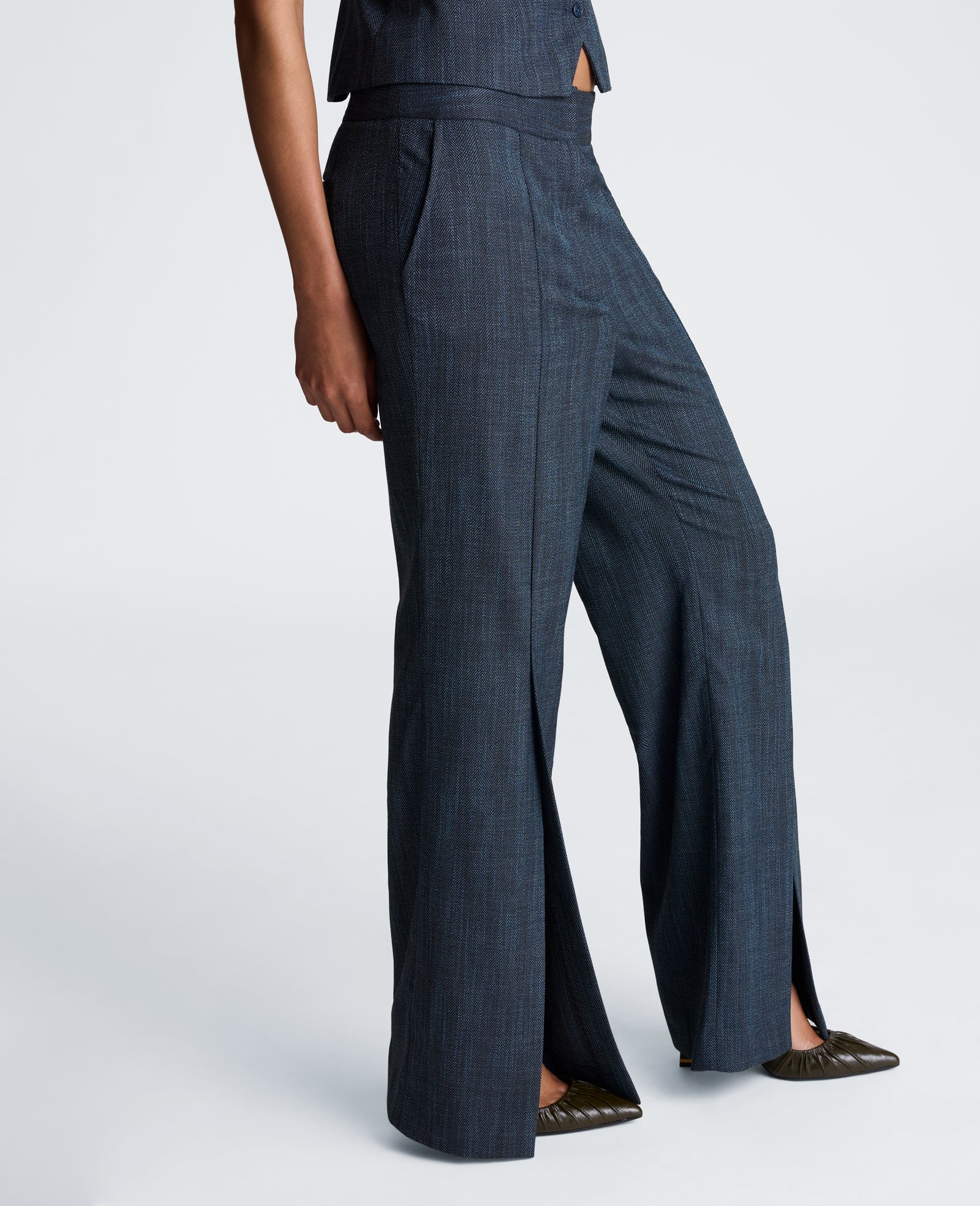 Kenneth Cole Reaction Clothing High Rise Fly Front Flare Pant with Slit pantaloni flare nero e blu