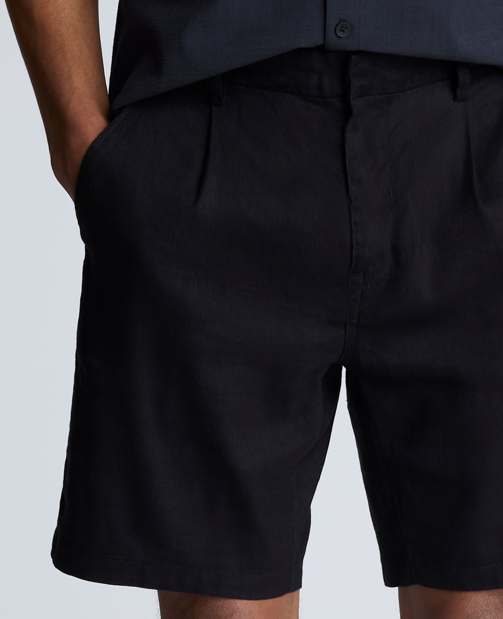 Kenneth Cole Reaction Clothing Performance Pleated Linen Short nero in lino