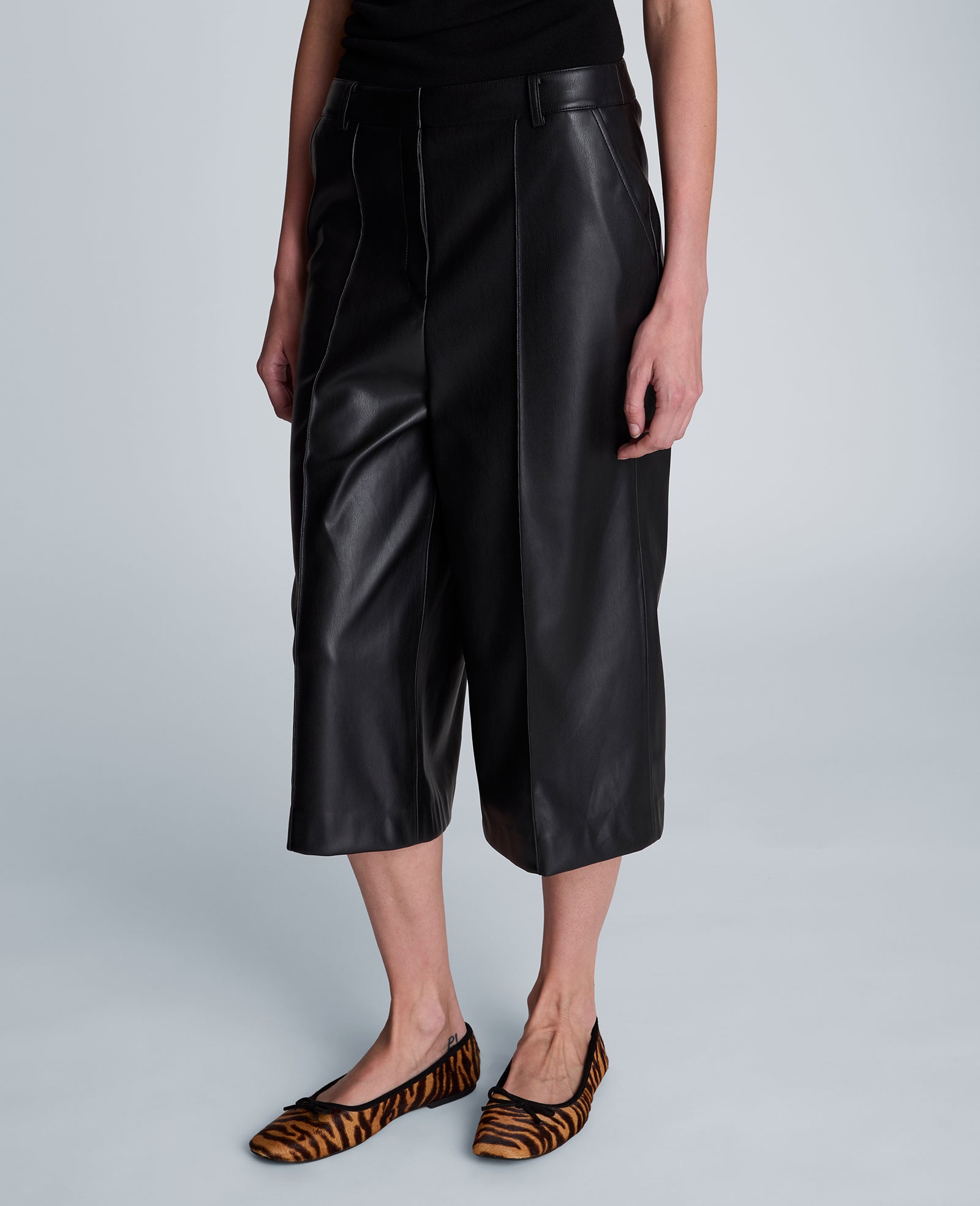 Kenneth Cole Reaction Clothing Fly Front Long Pintuck Short shorts neri effetto pelle