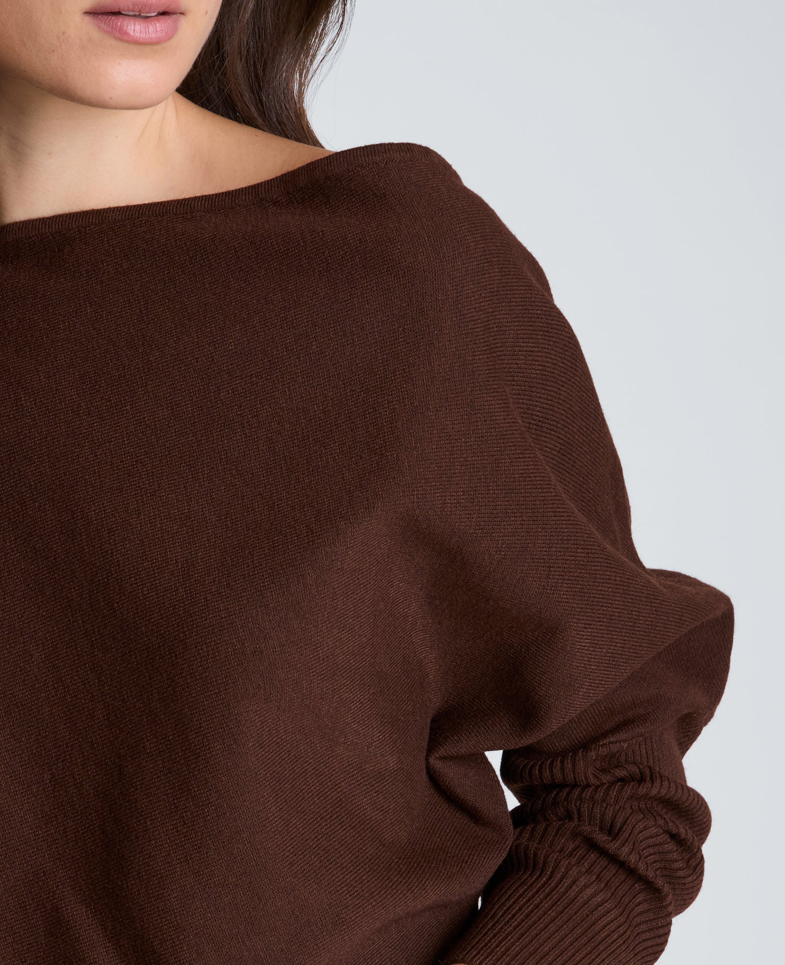 Kenneth Cole Reaction Clothing Asymmetrical Drape Neck Jersey Body Sweater maglione marrone