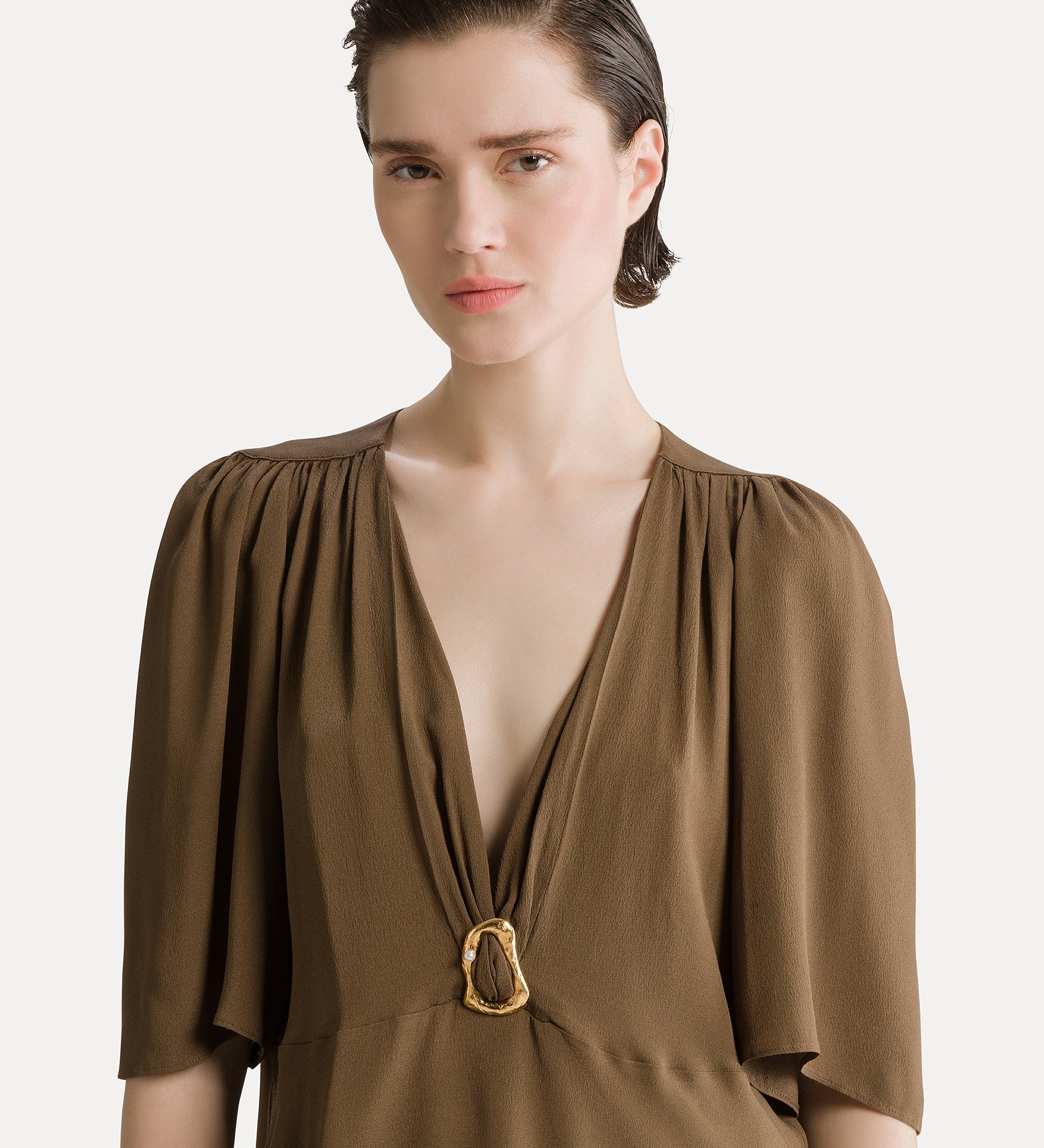 Forte top blouse with sculptural buckle in silk-blend marocaine blusa oud