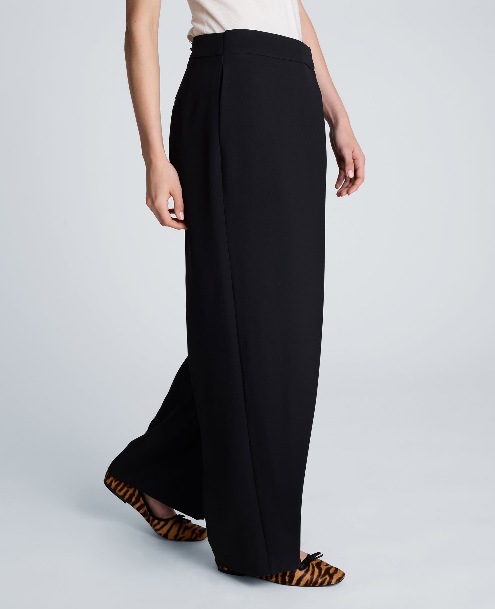 Kenneth Cole Reaction Clothing Fly Front Wide Leg Asymmetrical Crossover Pant pantaloni neri vita alta