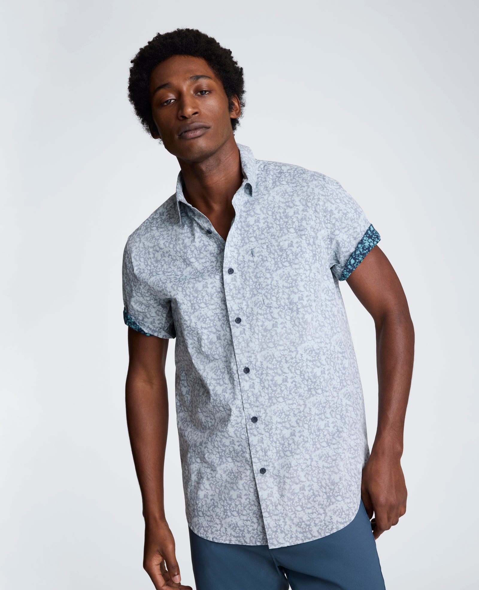 Kenneth Cole Reaction Clothing Short Sleeve Sport Shirt with Chest Pocket camicia blu a fiori