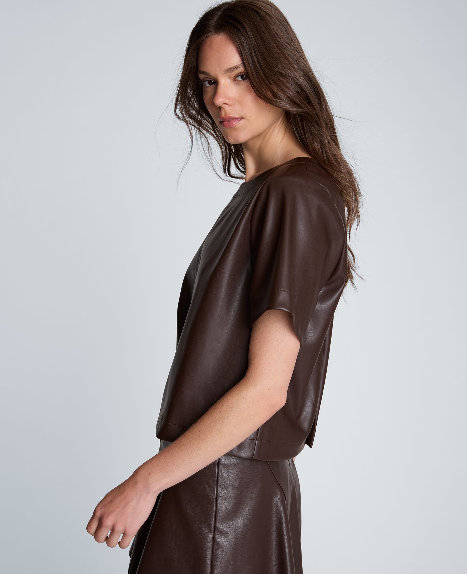Kenneth Cole Reaction Clothing Short Sleeve Cropped Tee maglia corta marrone con zip