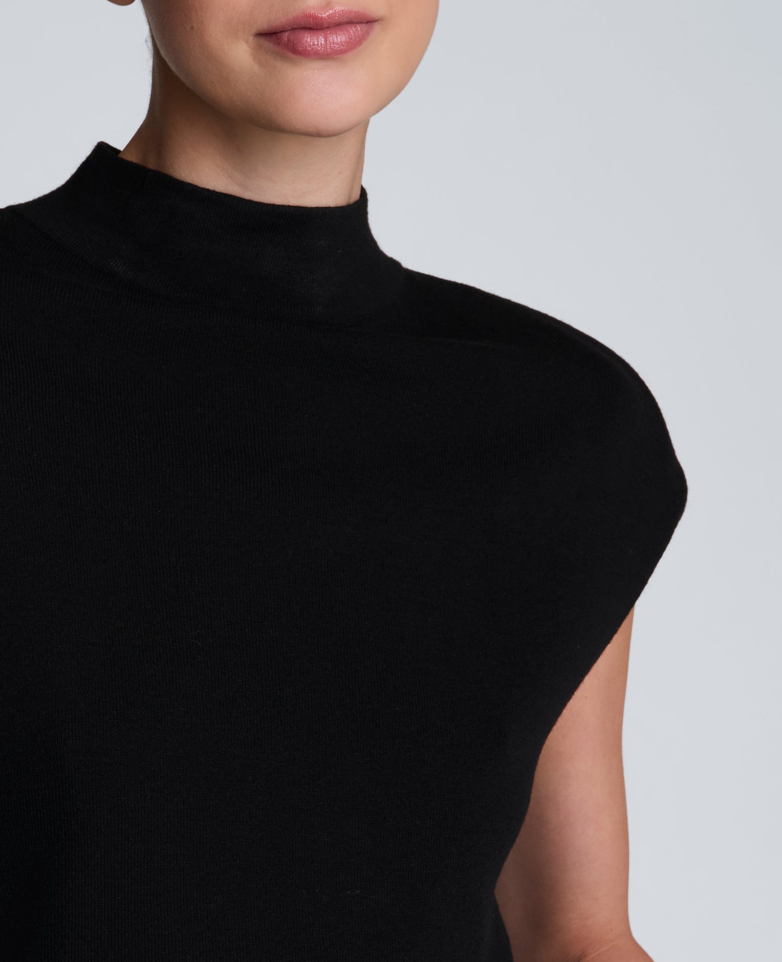 Kenneth Cole Reaction Extended Shoulder Asymmetrical Mock Neck Sweater maglia nera XS senza maniche