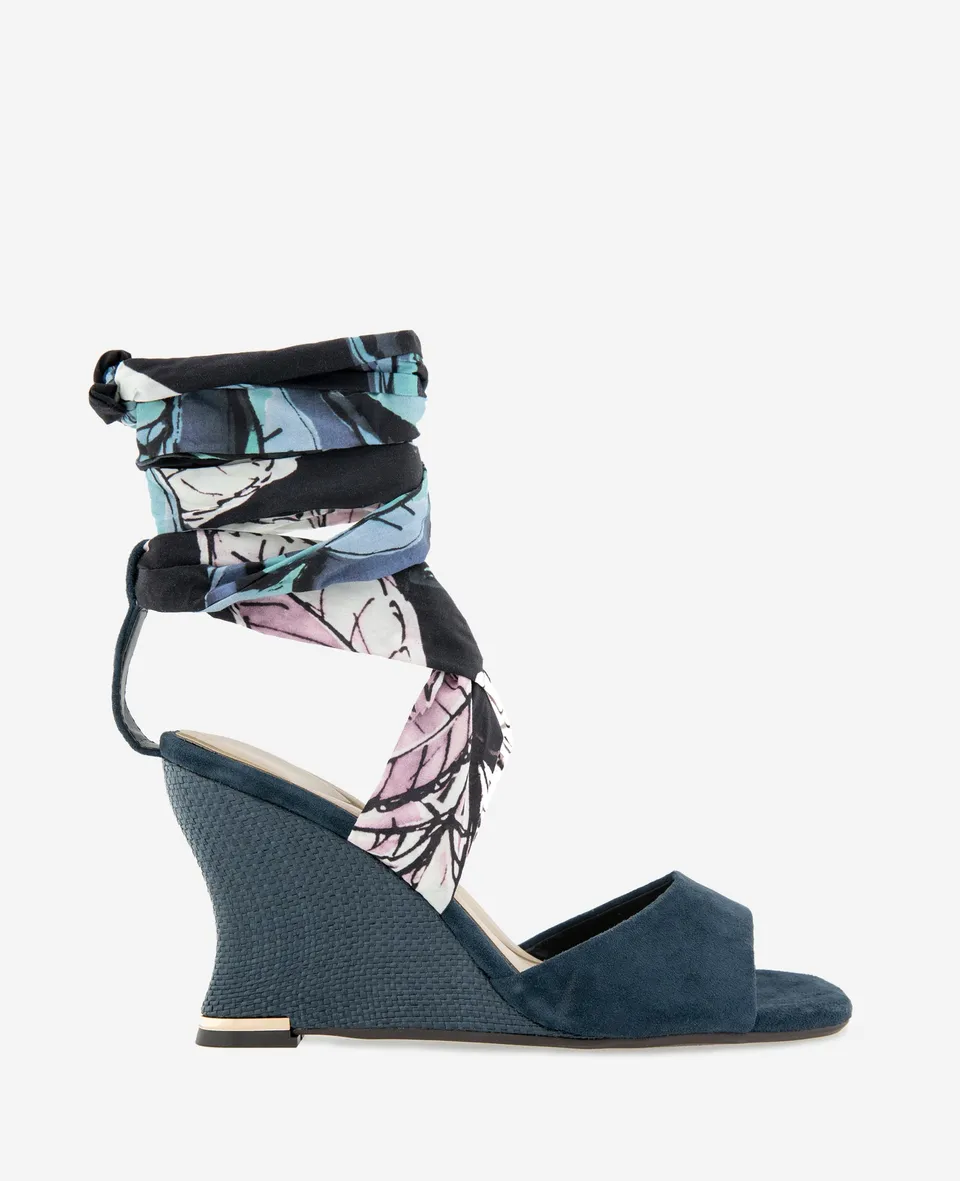 Kenneth Cole Reaction Shoes Fabia Printed Fabric Wrap Around Suede & Raffia Wedge sandalo zeppa blu navy