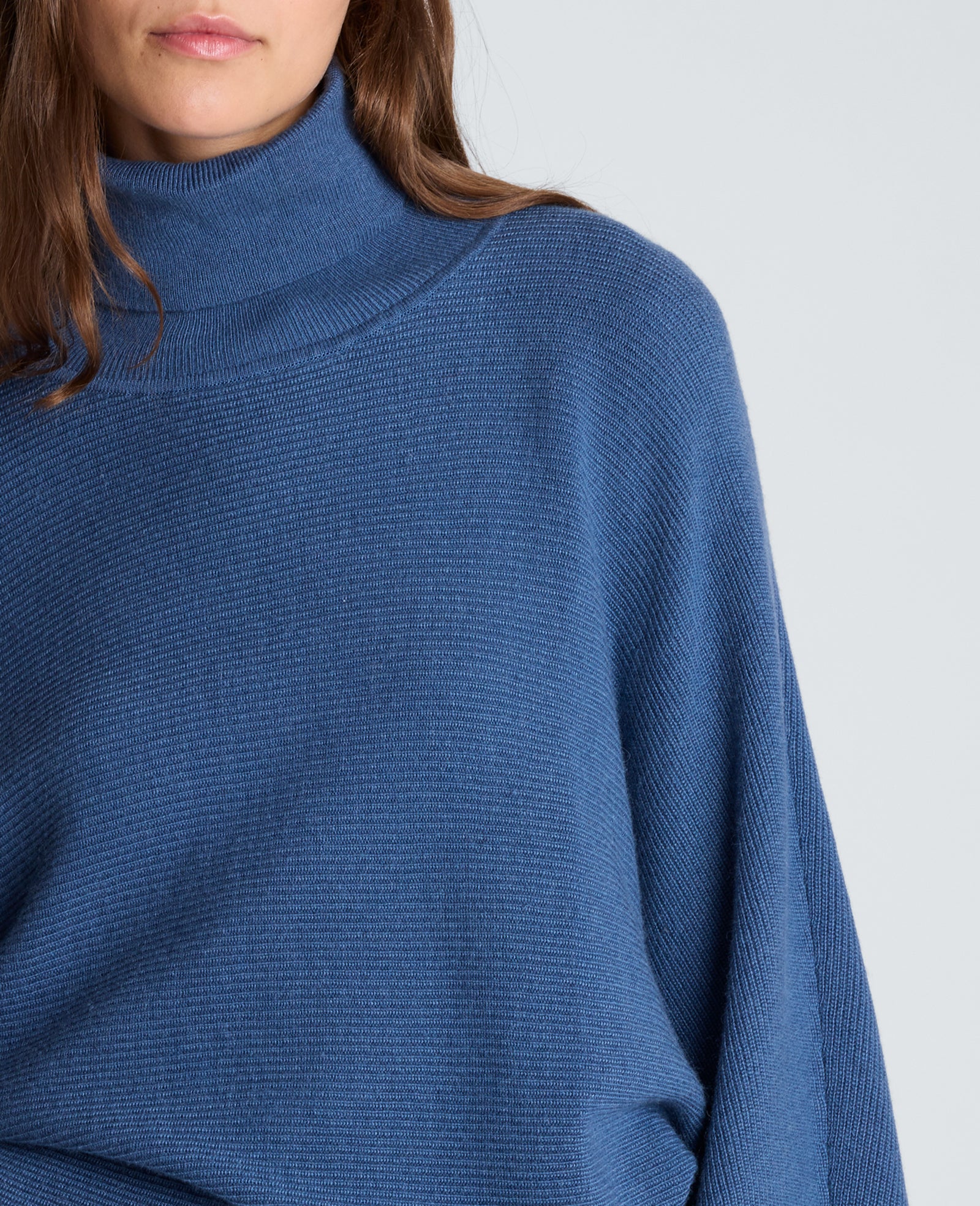 Kenneth Cole Reaction Clothing Horizontal Shaker Crop Turtleneck maglione blu cropped