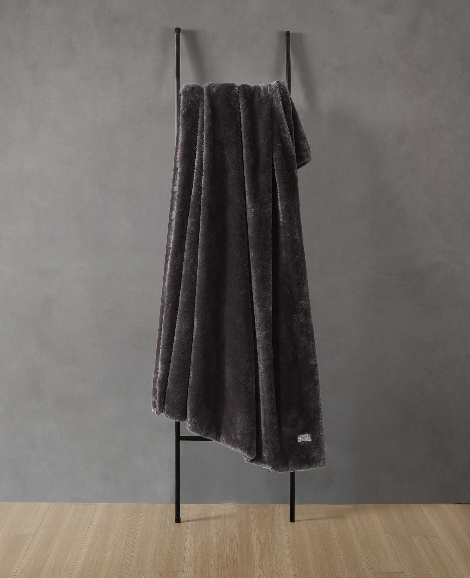 Kenneth Cole Reaction Faux Fur Solid Throw Blanket coperta marrone 127 x 152 cm ecopelliccia