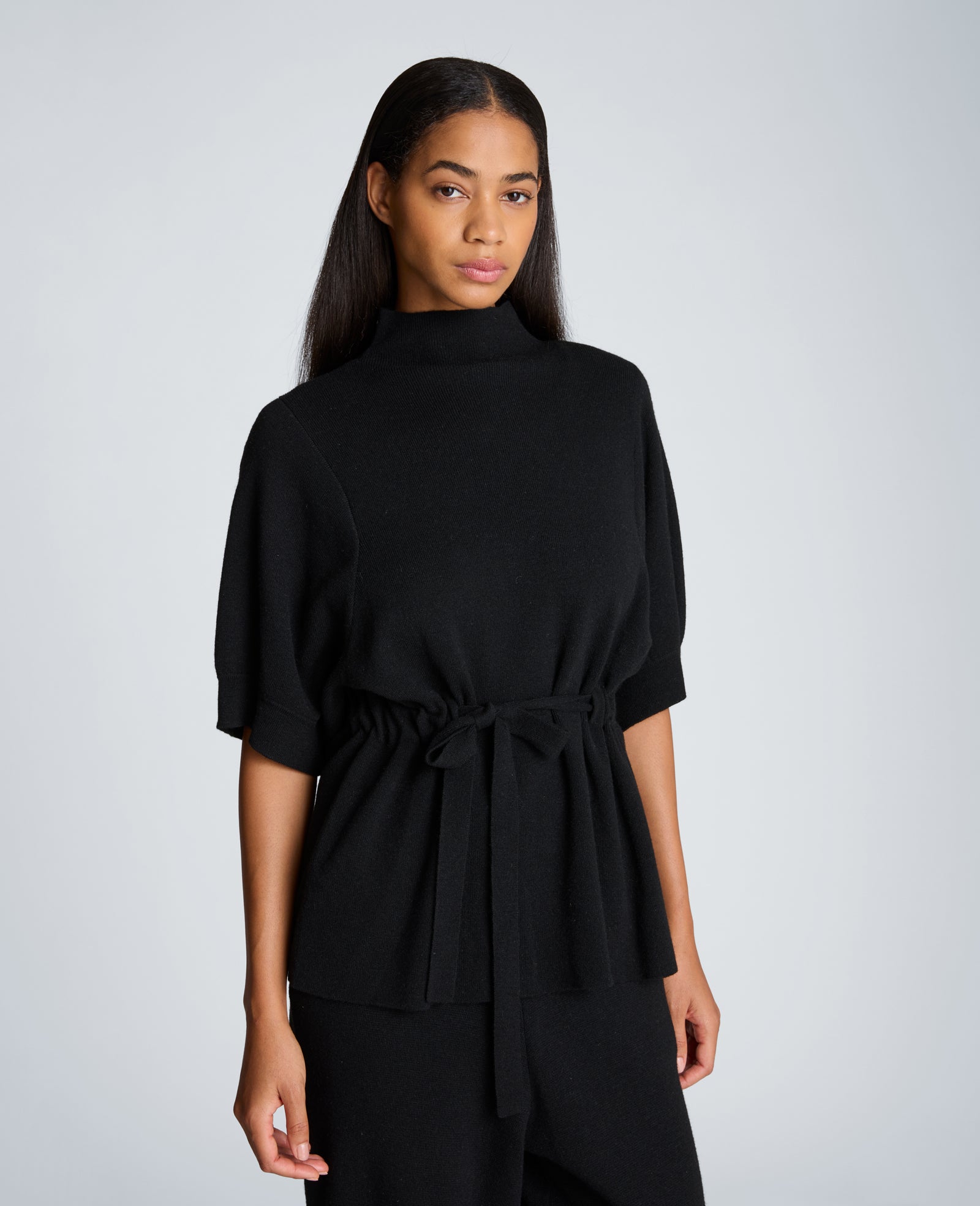 Kenneth Cole Reaction Short Sleeve Tunnel Belt Mock Neck Sweater maglia nera