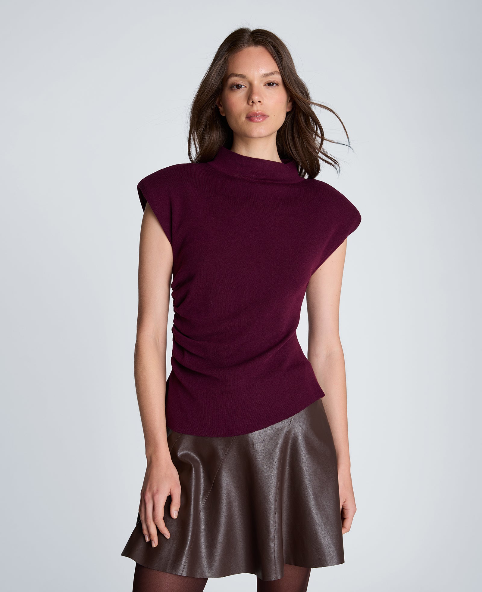 Kenneth Cole Reaction Clothing Extended Shoulder Asymmetrical Mock Neck Sweater maglia smanicata bordeaux