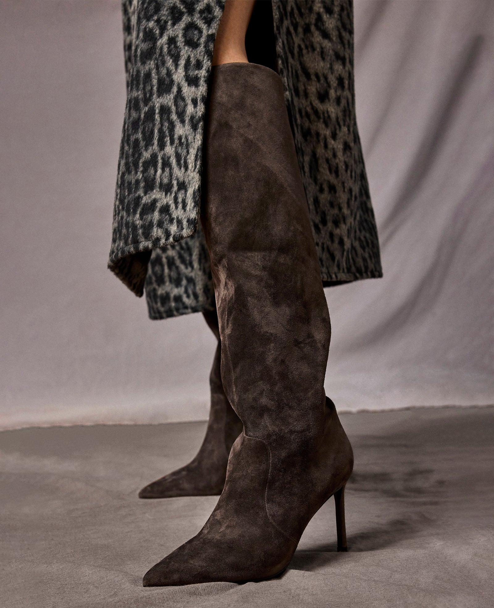 Kenneth Cole Reaction Shoes Yazzy Suede Tall Point Toe Boot stivali Ebony Suede scamosciati