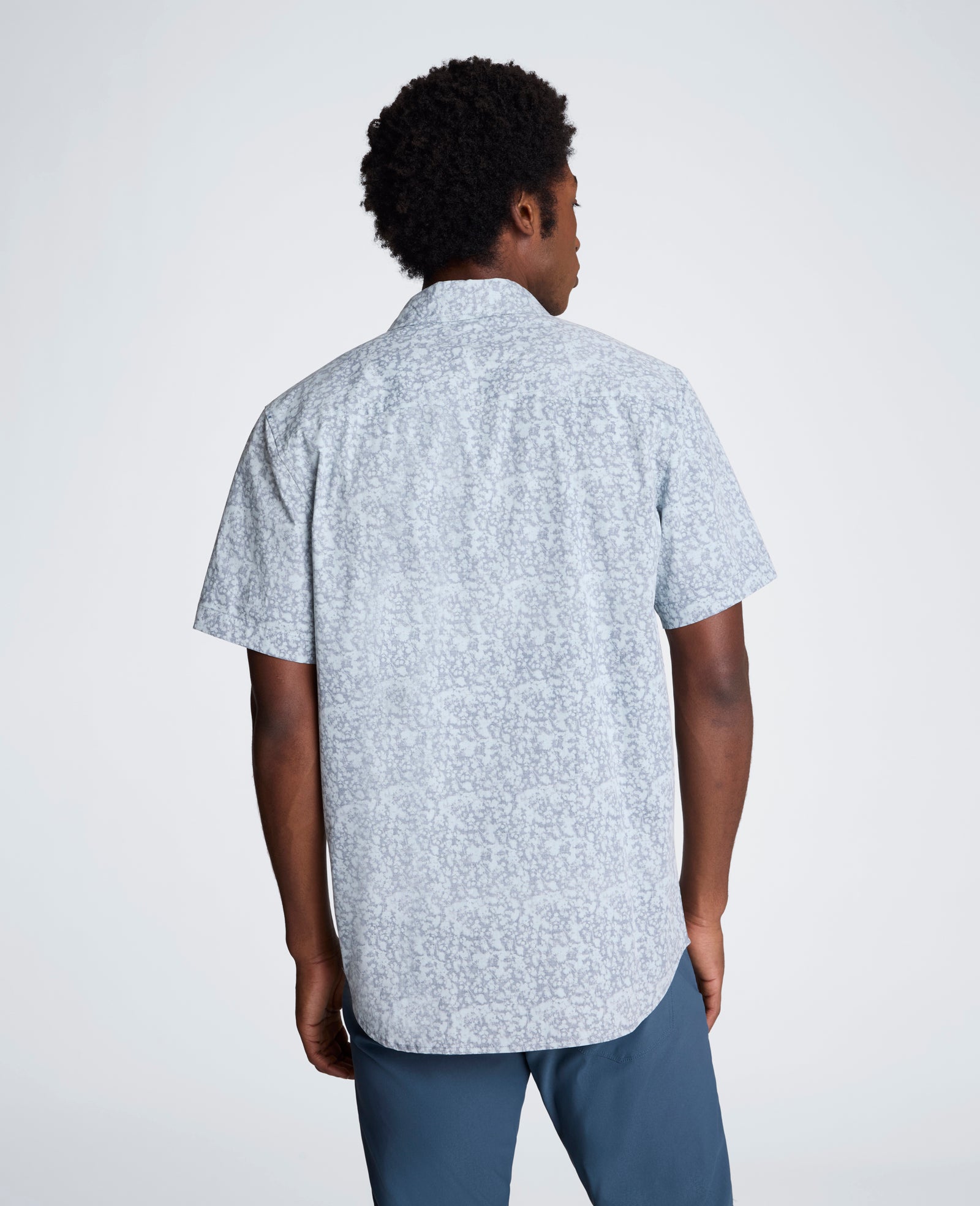 Kenneth Cole Reaction Clothing Short Sleeve Sport Shirt with Chest Pocket camicia blu a fiori