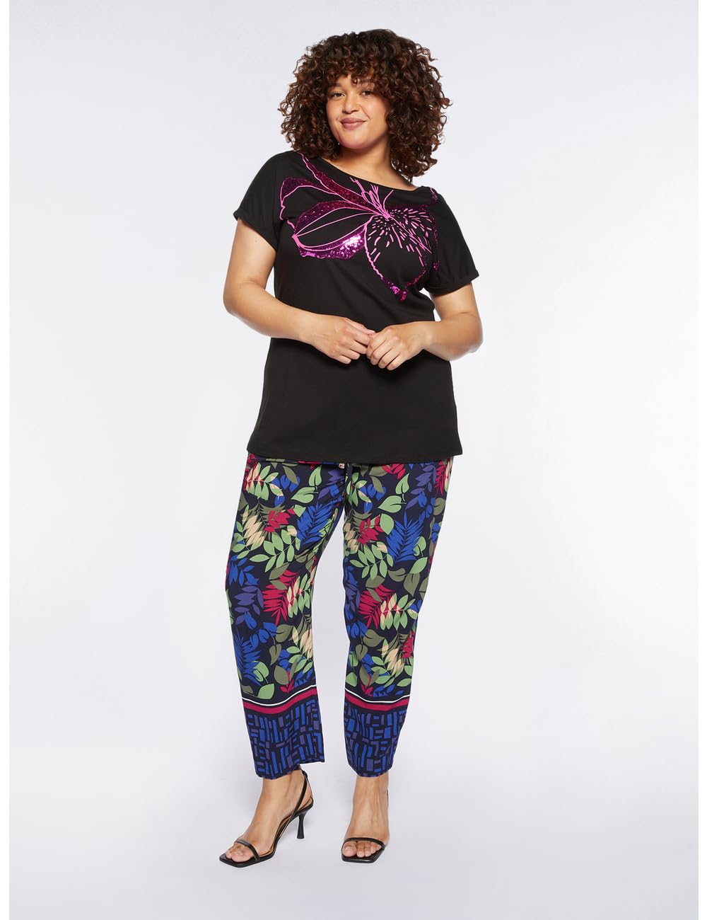 Fiorella Rubino Top e t-shirt T-shirt con maxi fiore ricamato