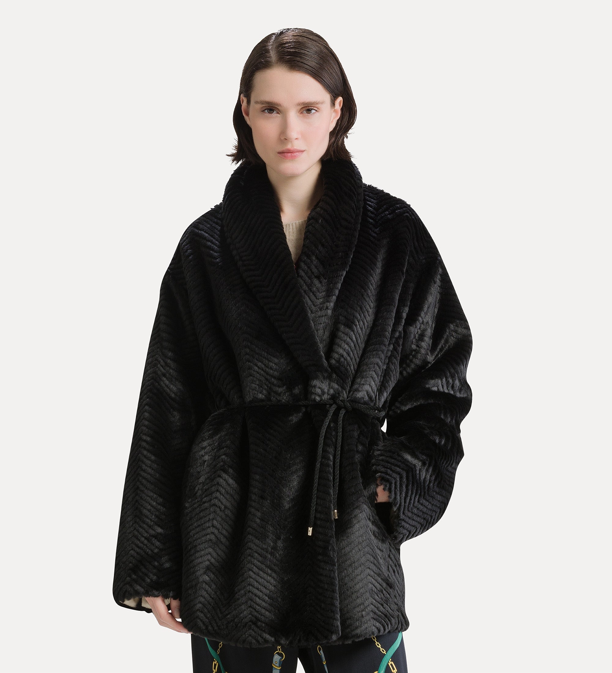 Forte capispalla e kimono cappotto ecopelliccia chevron nero midi