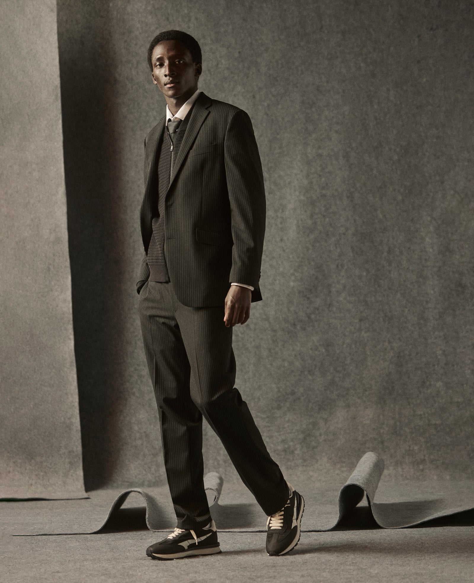 Kenneth Cole Reaction Clothing Ready Flex Slim Fit Pinstripe Nested Suit abito nero gessato slim fit