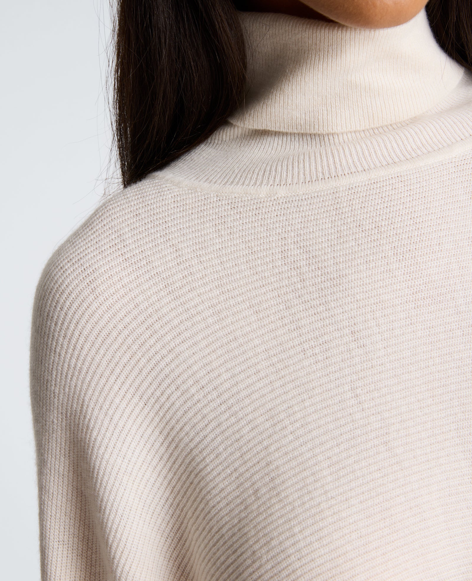 Kenneth Cole Reaction Clothing Horizontal Shaker Crop Turtleneck maglia oyster dolcevita corta