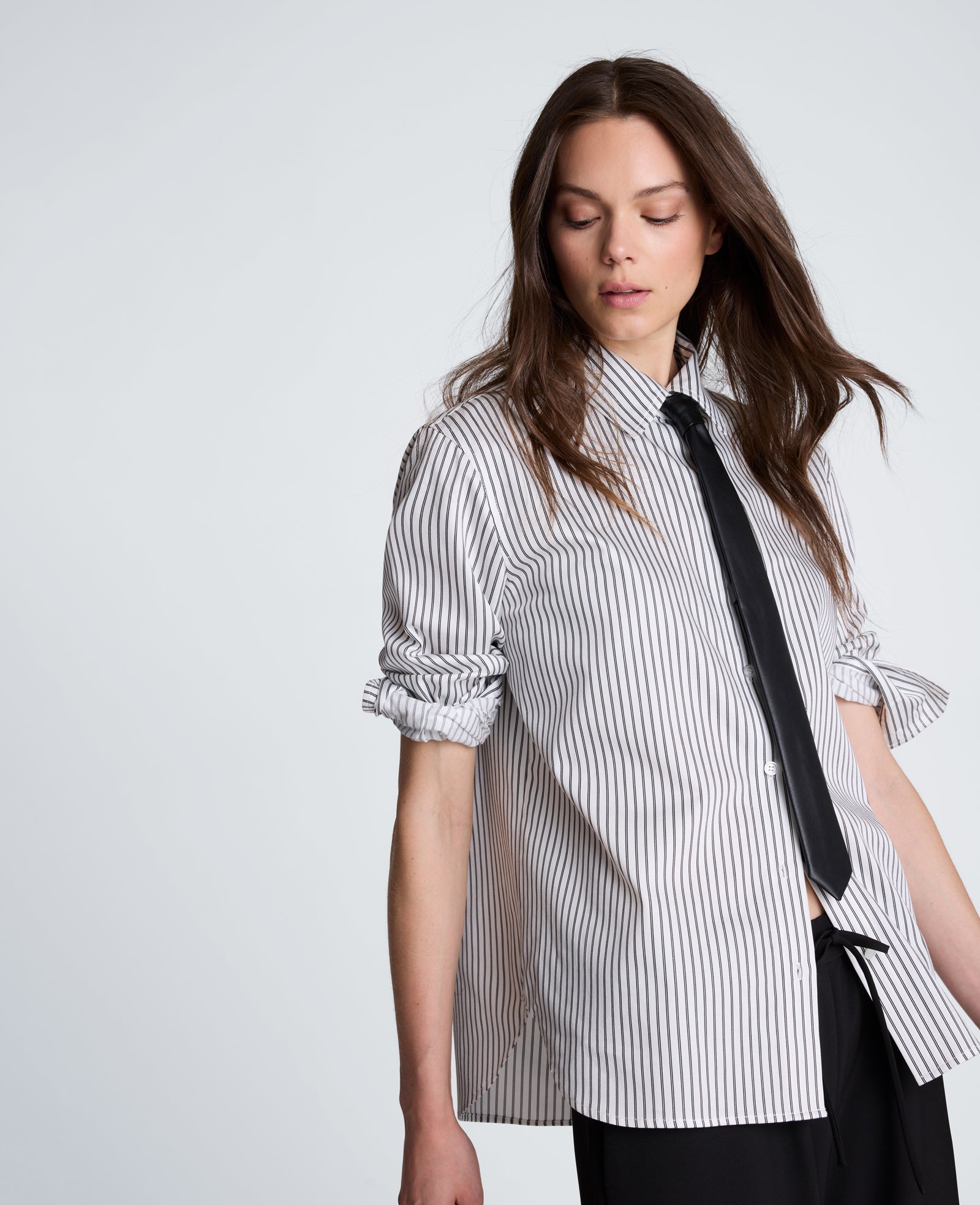 Kenneth Cole Reaction Boyfriend Button Down Shirt with Tie camicia bianca e nera in cotone