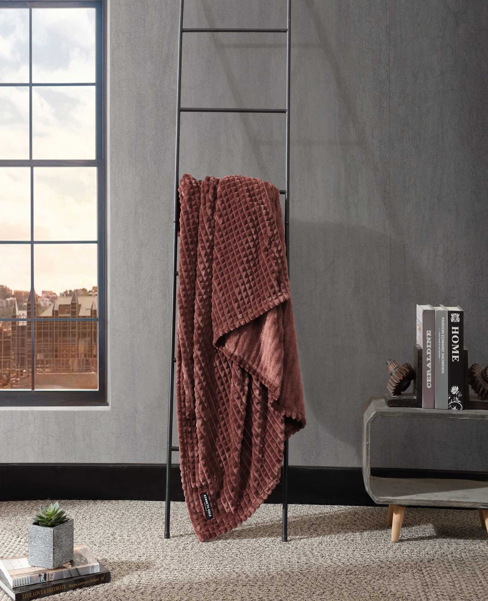 Kenneth Cole Reaction Home & Bedding Textured Solid Throw Blanket plaid rosso 127 x 152 cm