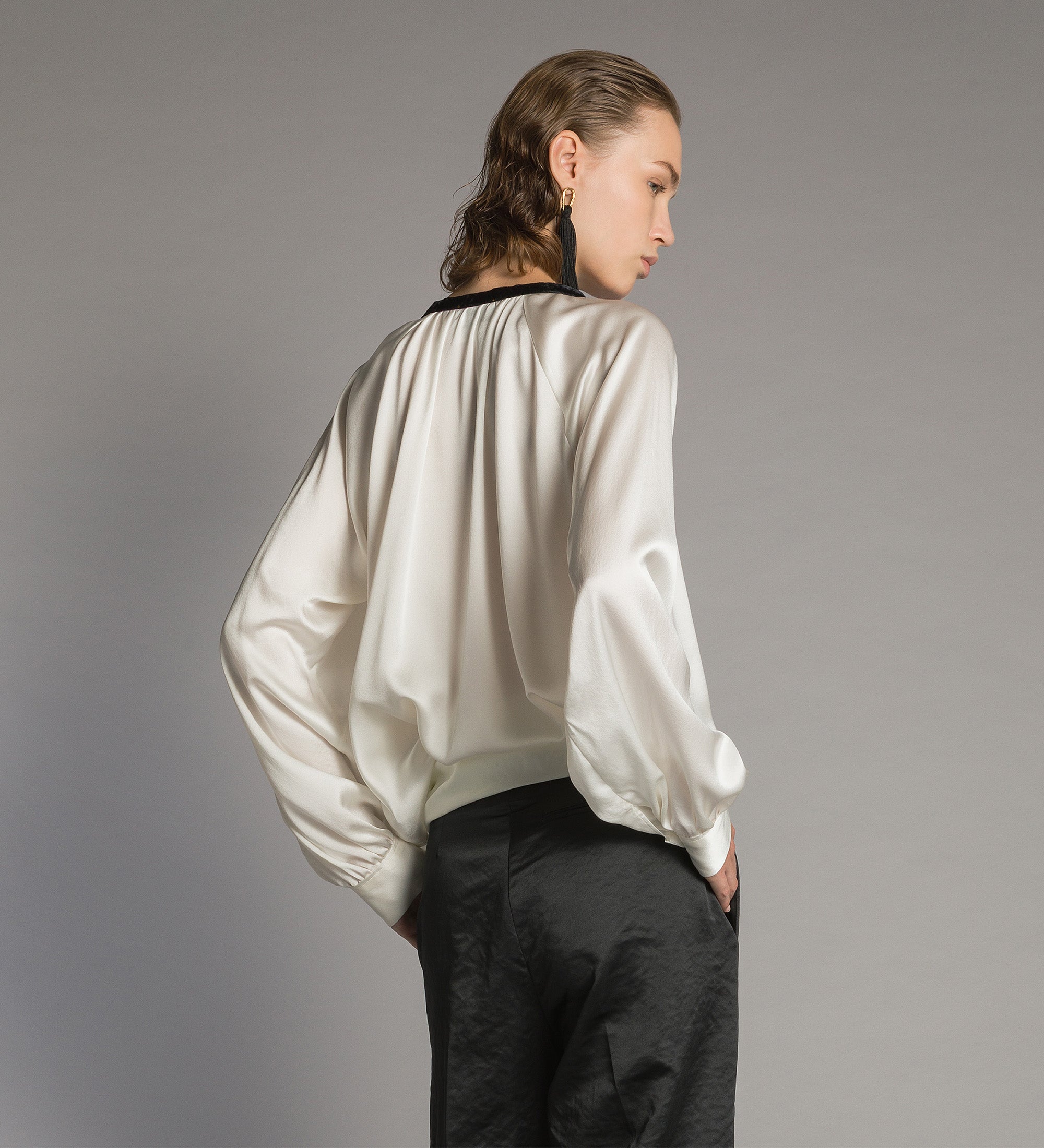 Forte camicie heavy silk satin blouse with a velvet bow blusa bianca