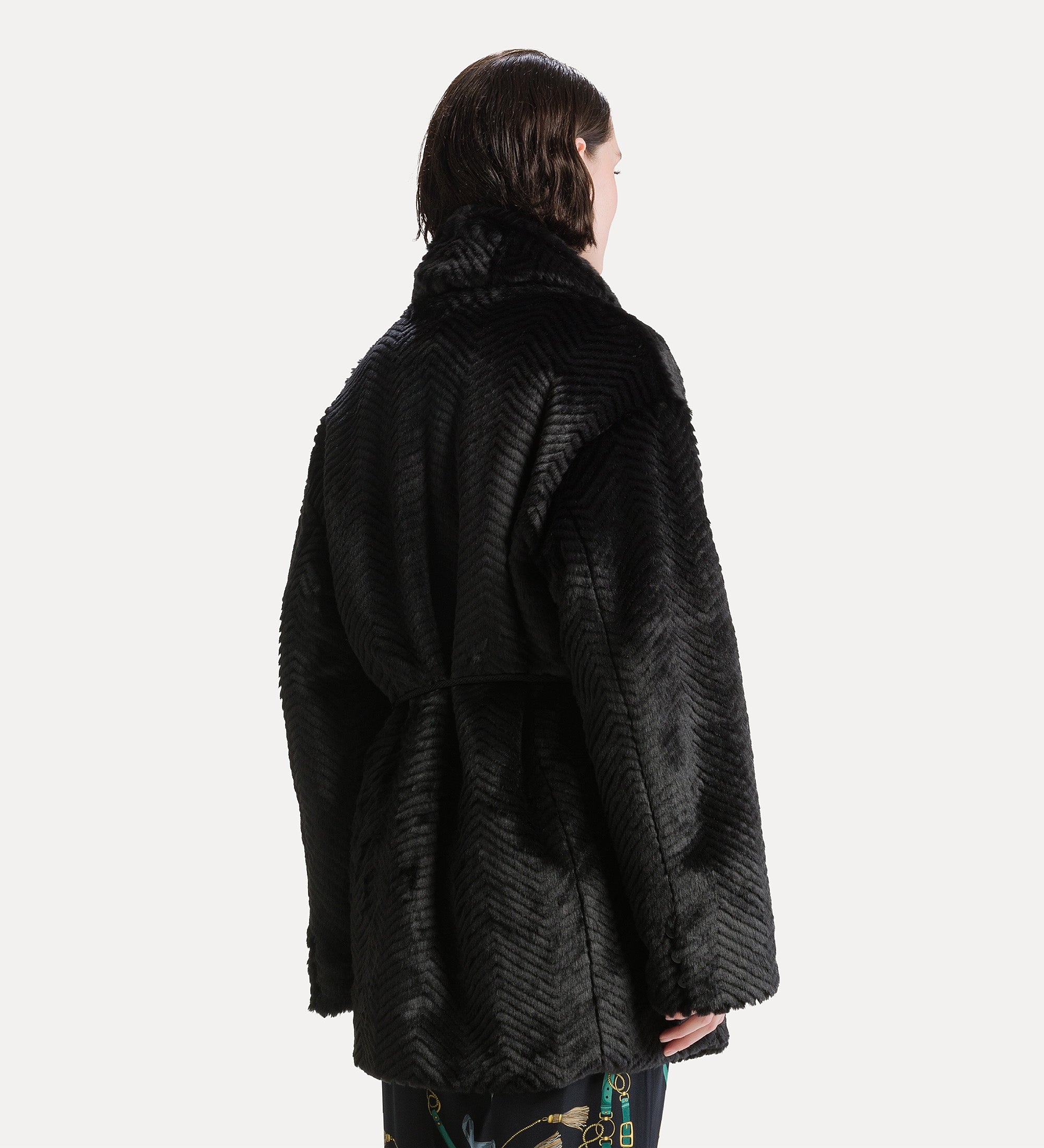 Forte capispalla e kimono cappotto ecopelliccia chevron nero midi