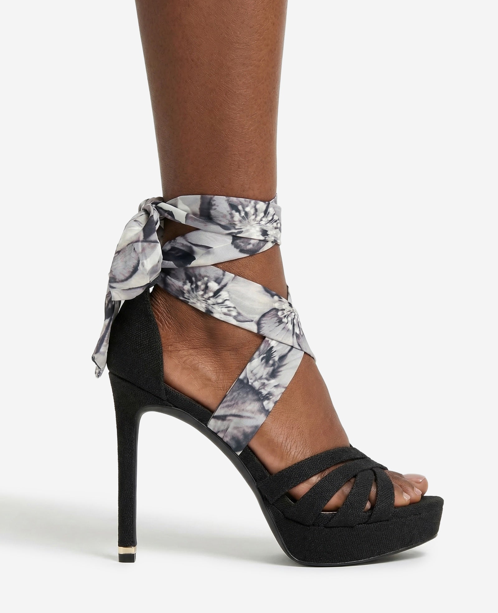 Kenneth Cole Reaction Shoes Nikkii Printed Fabric Wrap Around Platform Heel sandali neri