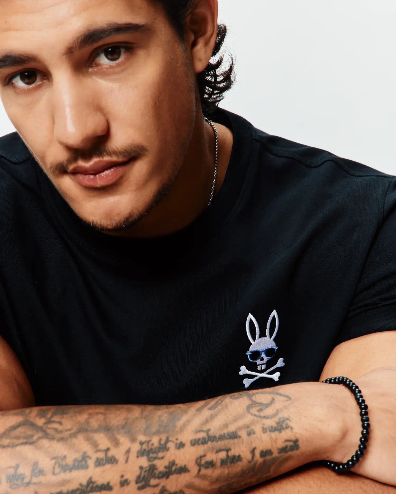 Psycho Bunny Men's Tees Sunny Chest Graphic Tee MT0200278 T-shirt nera ricamata