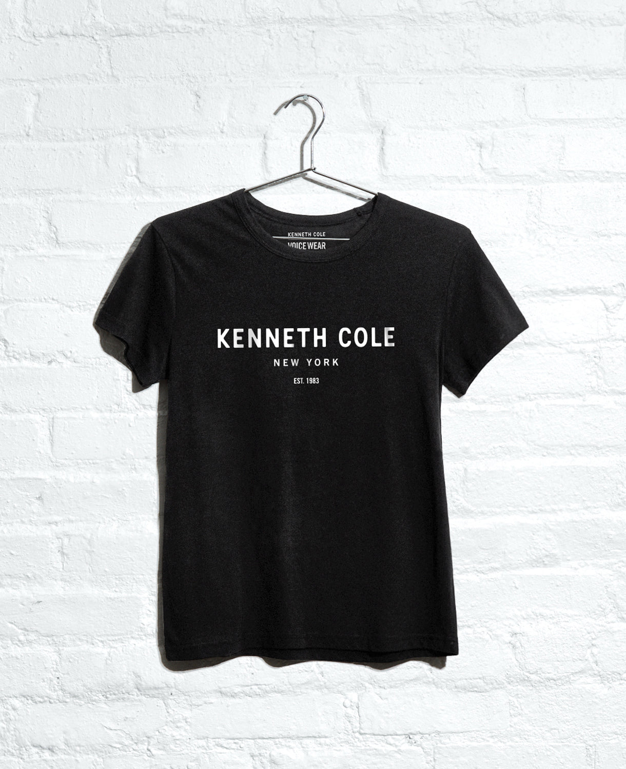 Kenneth Cole Reaction Clothing Site Exclusive! 1983 Logo T-Shirt nera