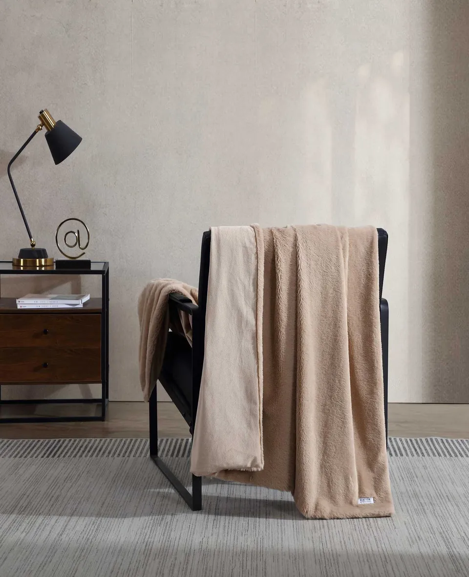 Kenneth Cole Reaction Home & Bedding Faux Fur Solid Throw coperta beige 50 x 70 pollici in pelliccia sintetica
