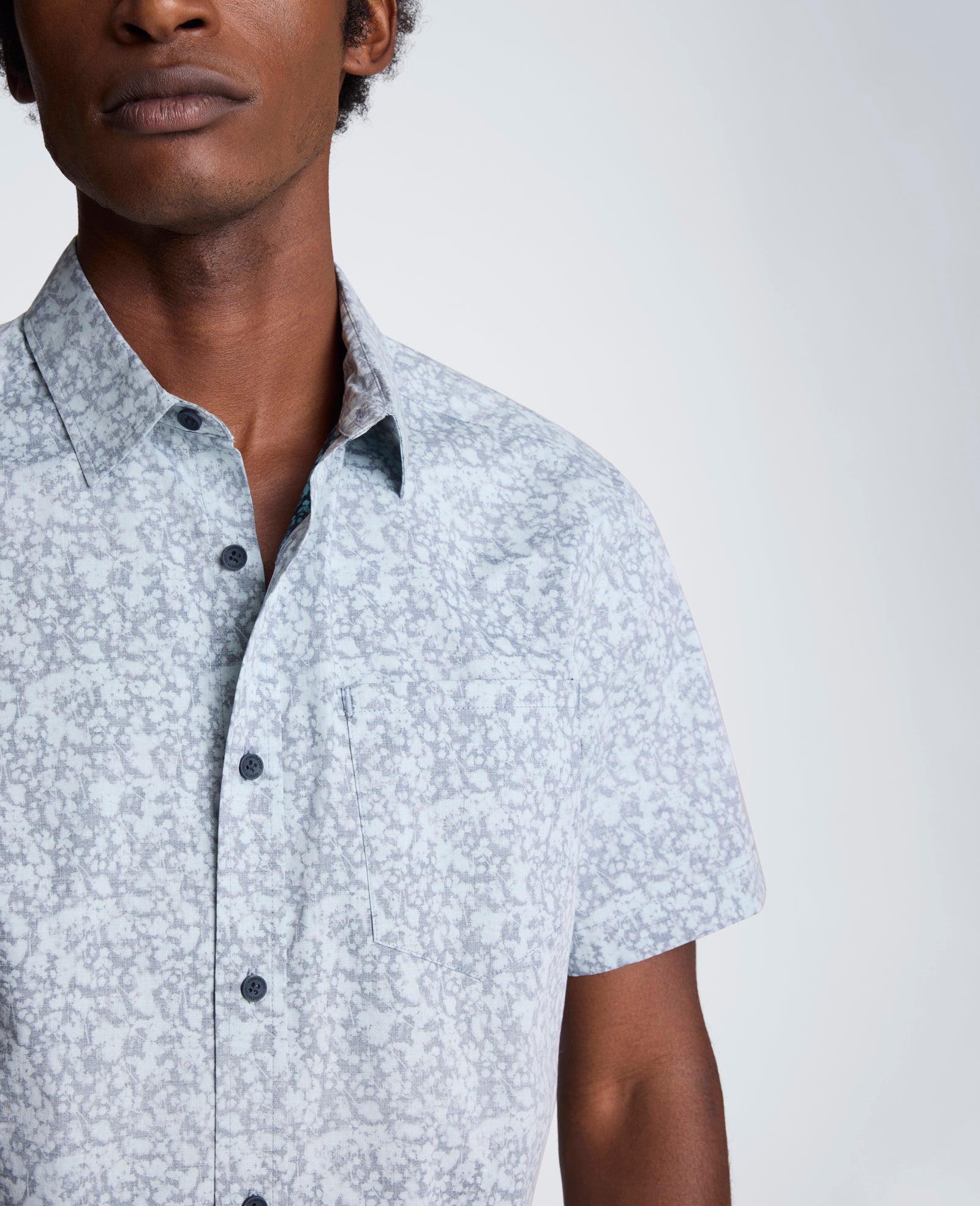 Kenneth Cole Reaction Clothing Short Sleeve Sport Shirt with Chest Pocket camicia blu a fiori