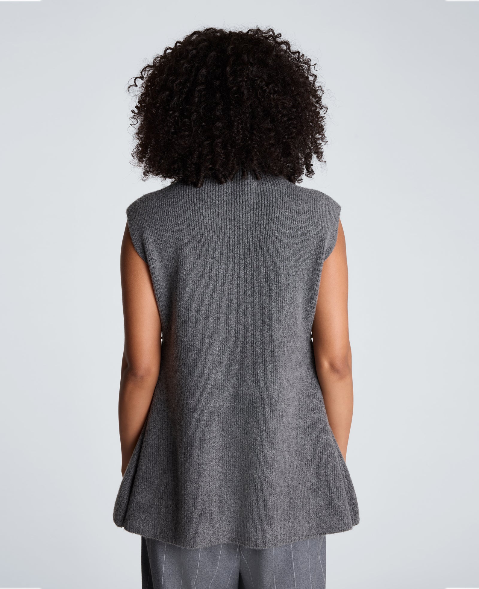 Kenneth Cole Reaction Clothing Mock Neck Sweater with Side Pleats maglia grigia senza maniche
