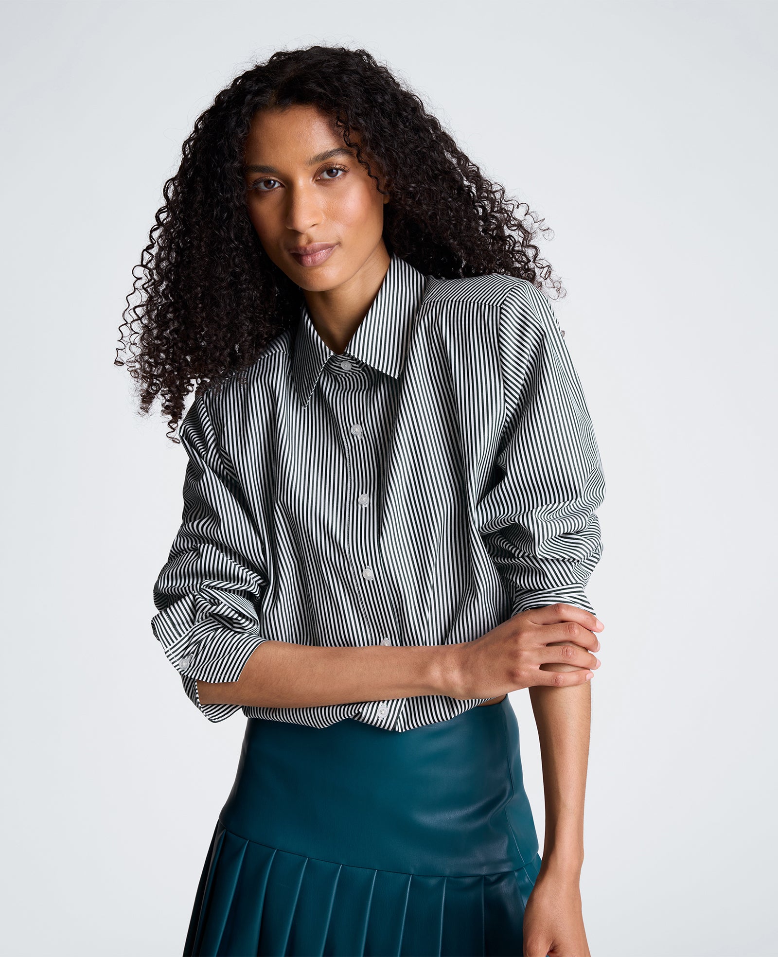 Kenneth Cole Reaction Clothing Cropped Button Down Shirt with Shoulder Pads camicia cropped bianca spalline