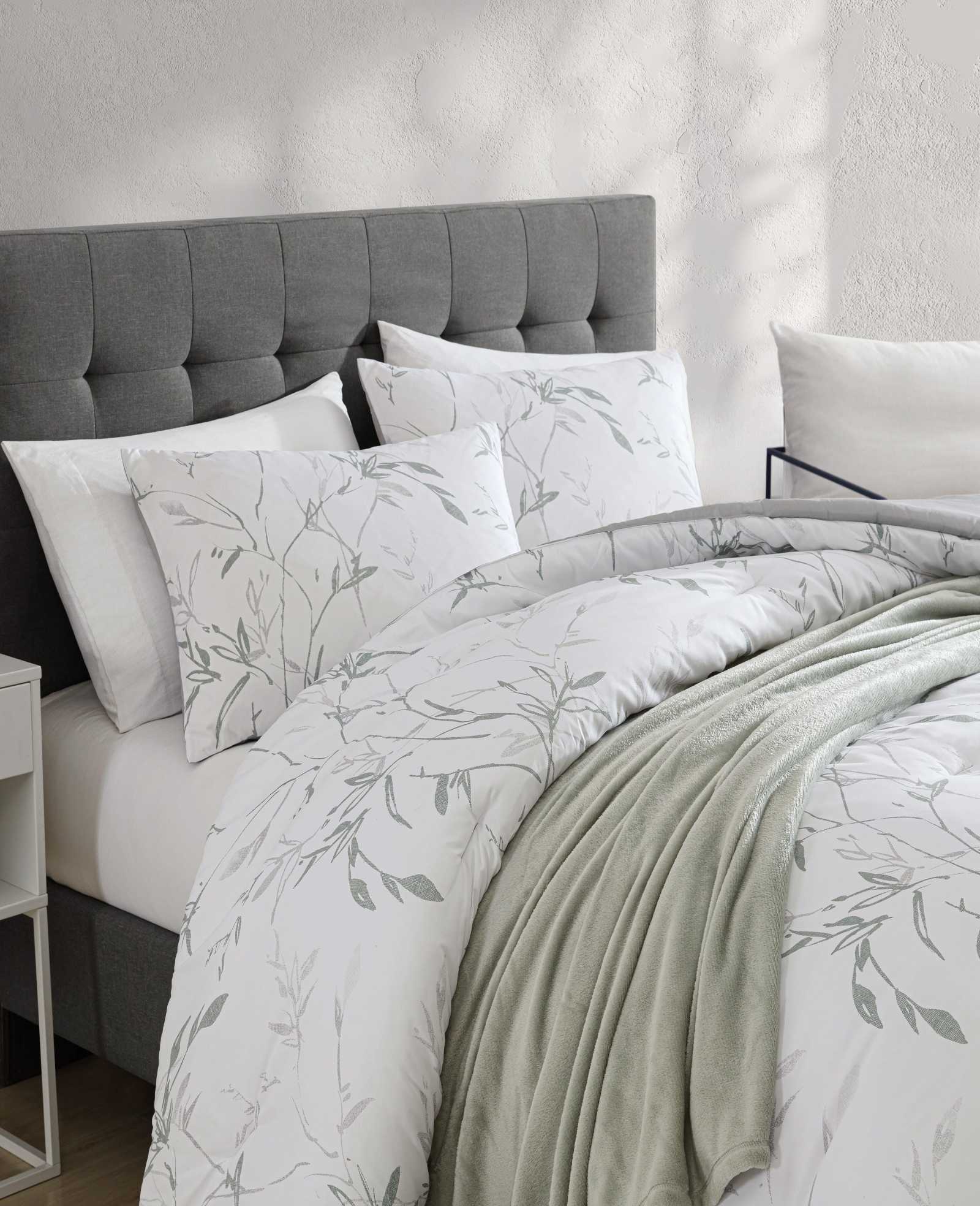 Kenneth Cole Reaction Home & Bedding Ink Wash Vine Comforter + Sham Set set piumone verde