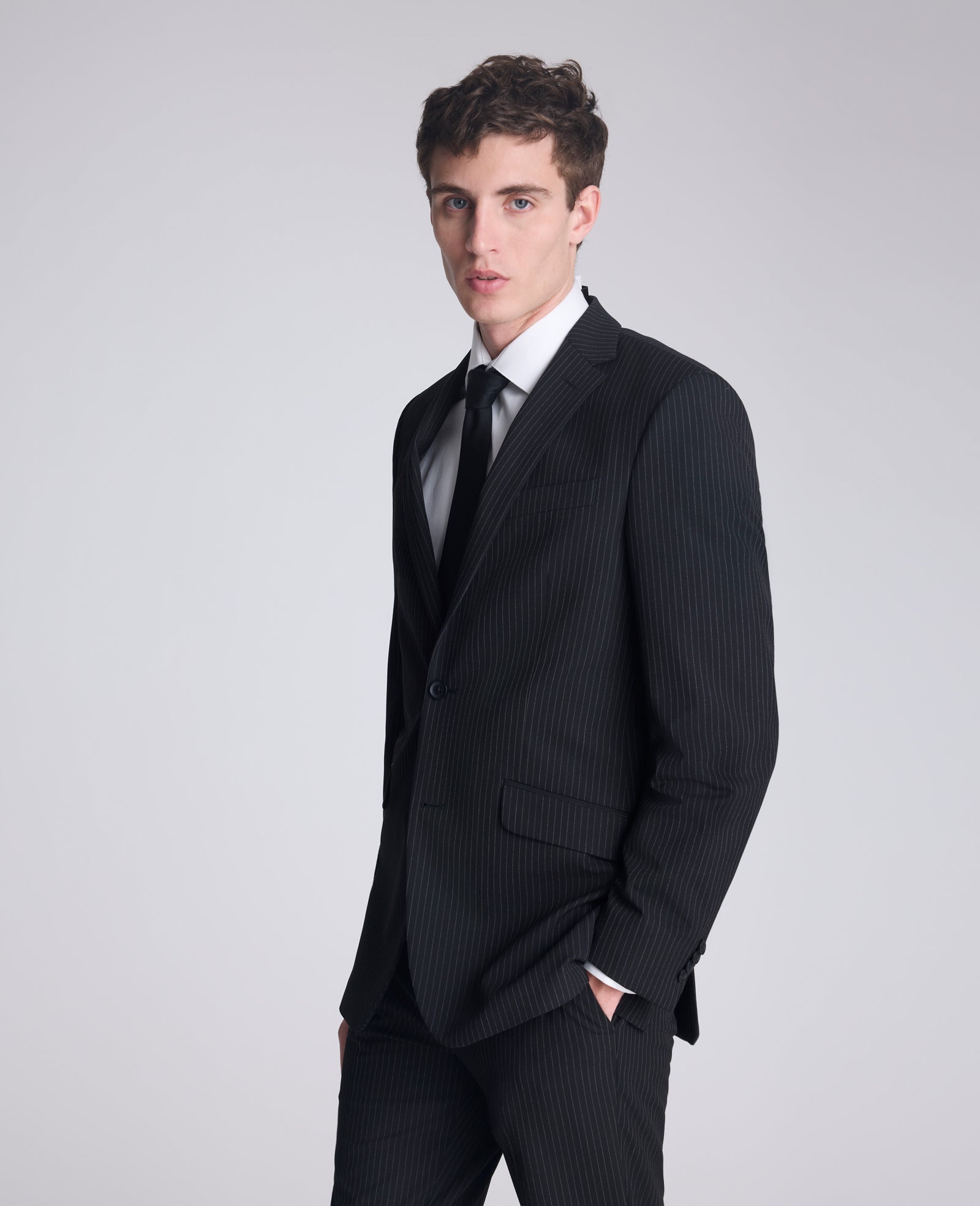 Kenneth Cole Reaction Clothing Ready Flex Slim Fit Pinstripe Nested Suit abito nero gessato slim fit