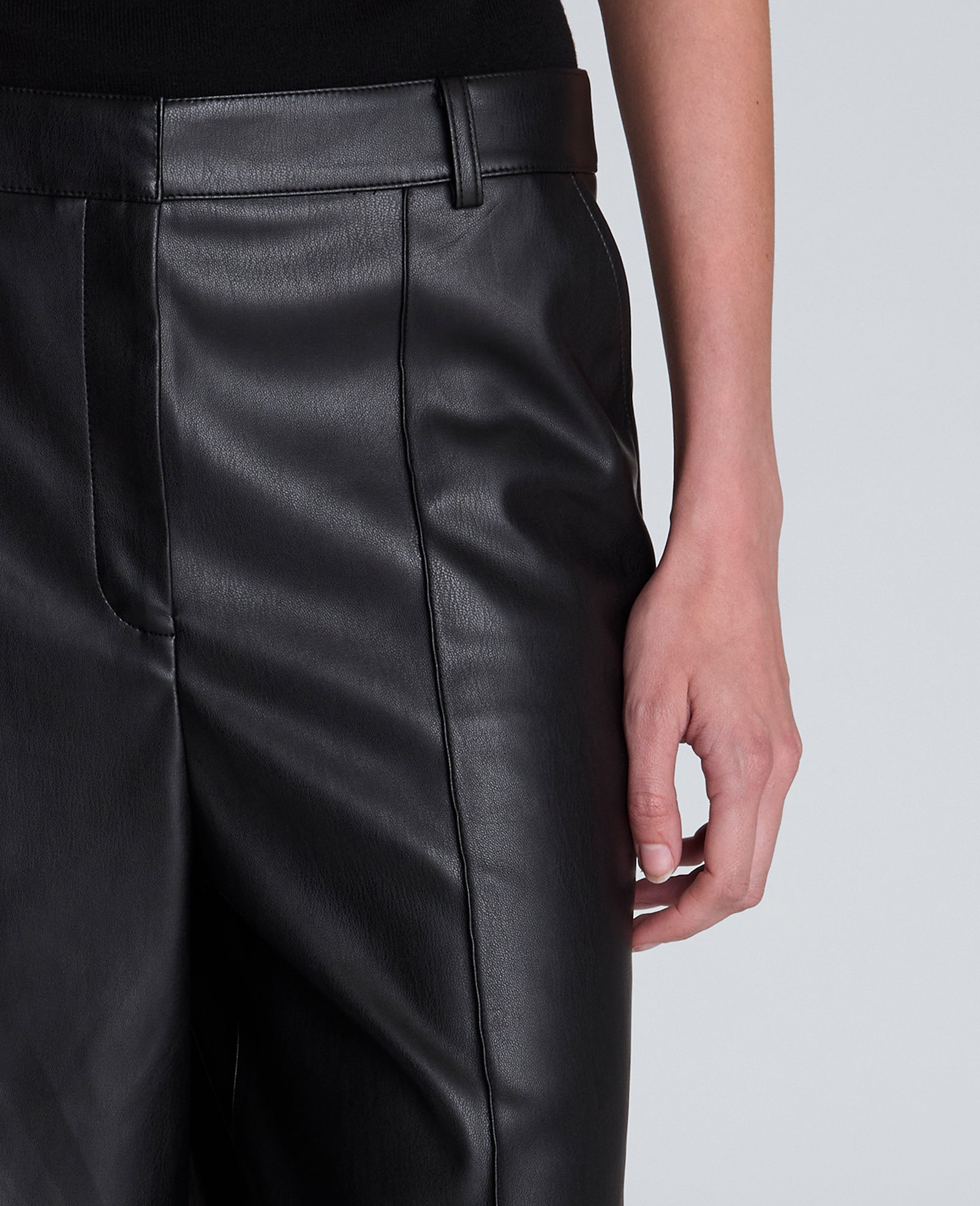 Kenneth Cole Reaction Clothing Fly Front Long Pintuck Short shorts neri effetto pelle