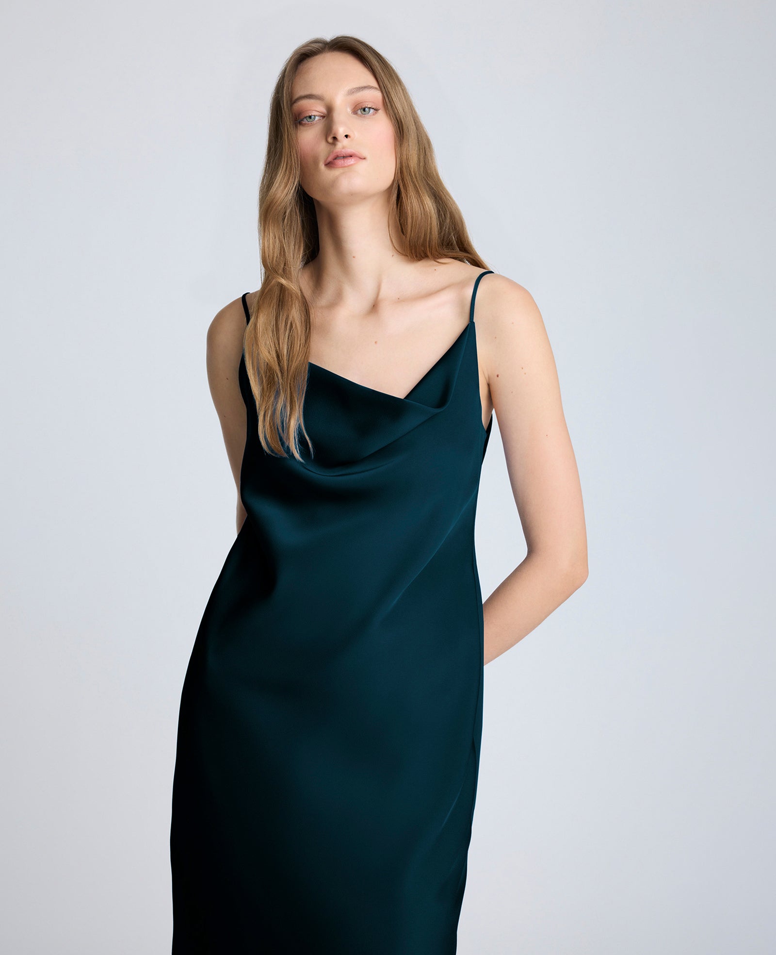 Kenneth Cole Reaction Cowl Neck Side Slit Maxi Slip Dress abito blu navy in raso