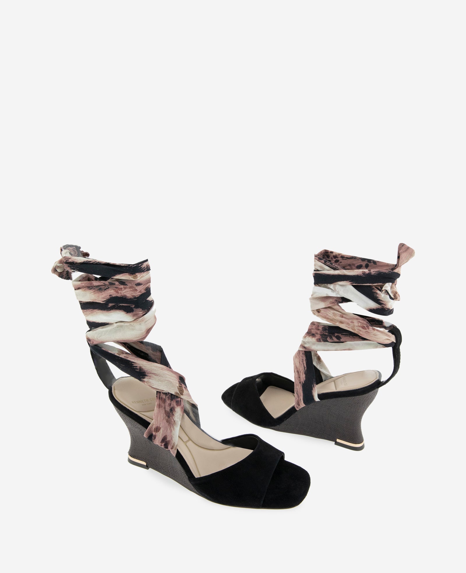 Kenneth Cole Reaction Shoes Fabia Printed Fabric Wrap Around Suede & Raffia Wedge sandali zeppa nero marrone