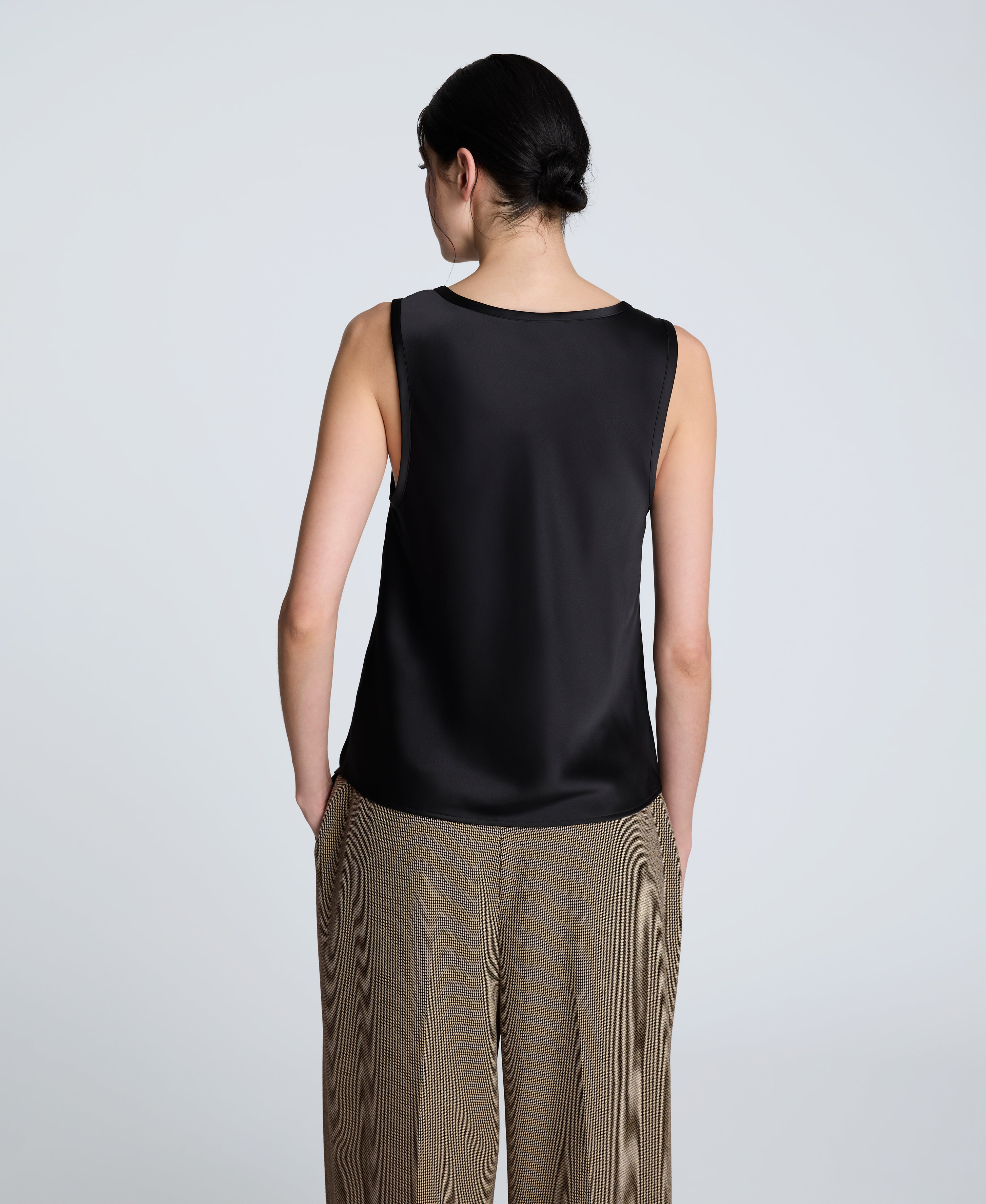 Kenneth Cole Reaction Clothing Satin Scoop Neck canotta nera in raso